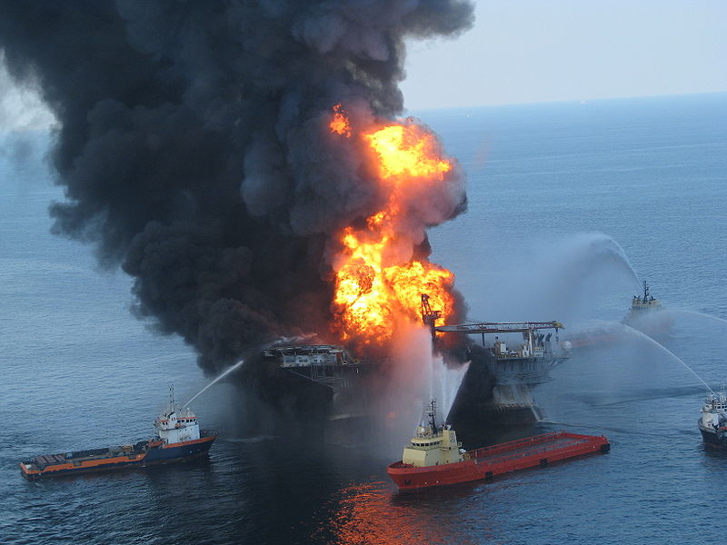 Deepwater Horizon drilling unit on fire