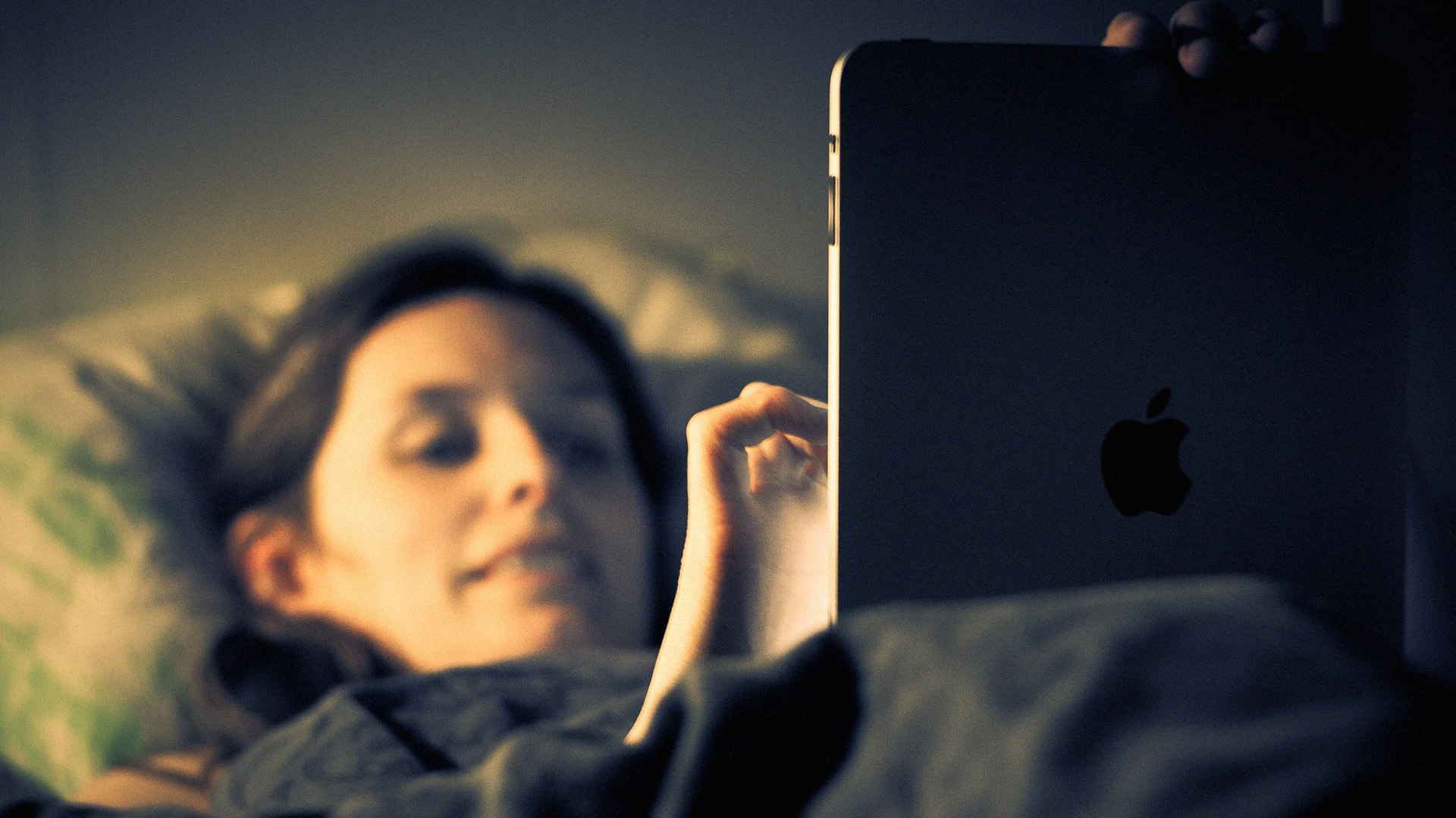 Sorry, Bedtime Readers iPads Keep You Awake Even With Night Shift On