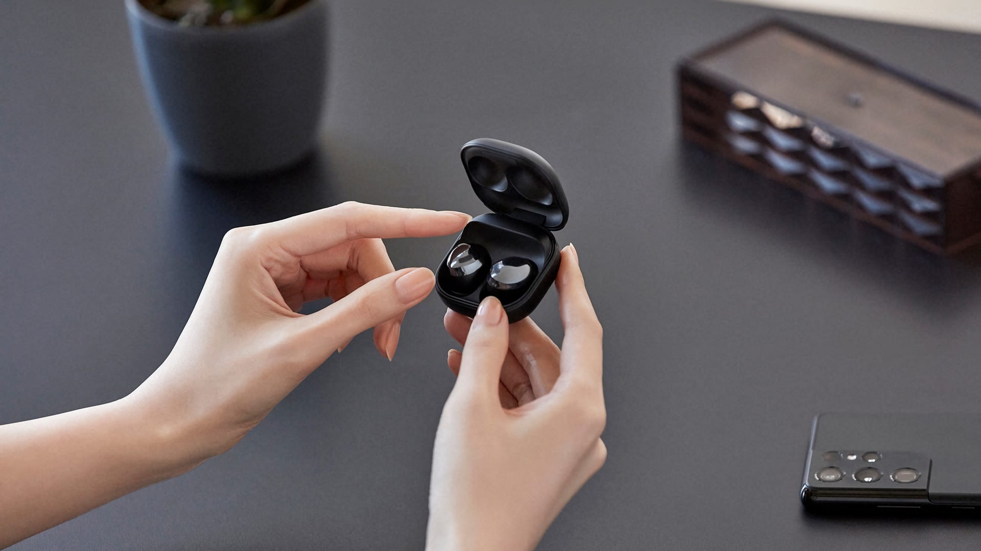 Samsung’s new earbuds have one feature that everyone should steal