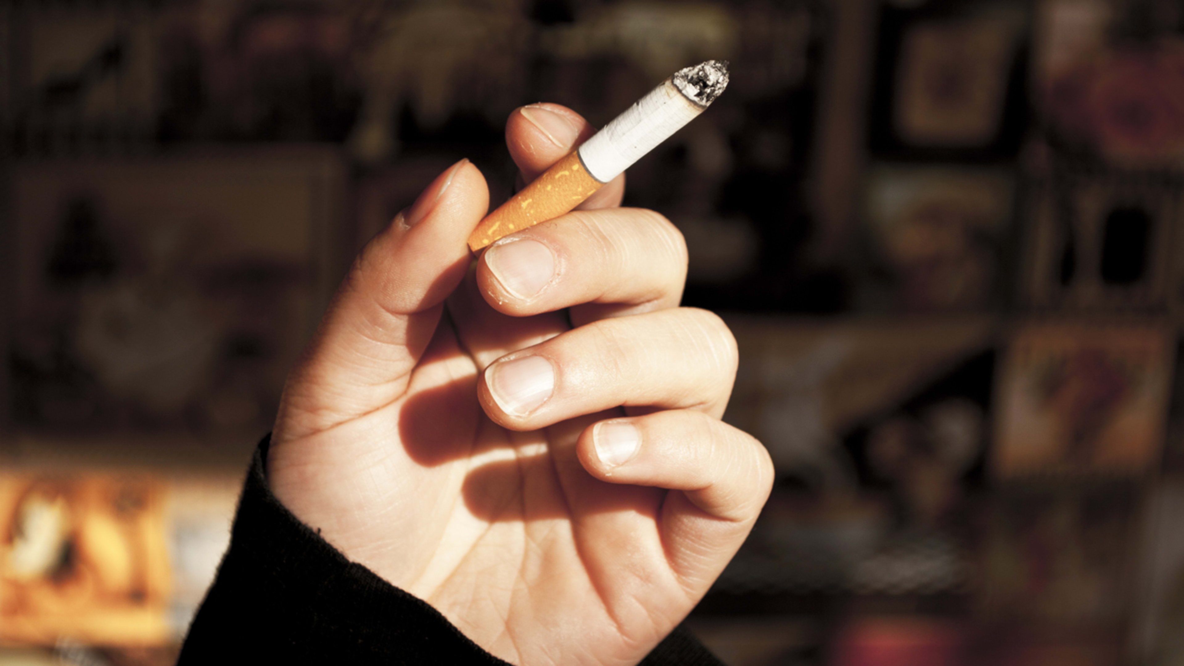 Вейпить. Сигареты. Тление сигареты. Женская рука с сигаретой 3 д модель. Сигареты без маркировки.