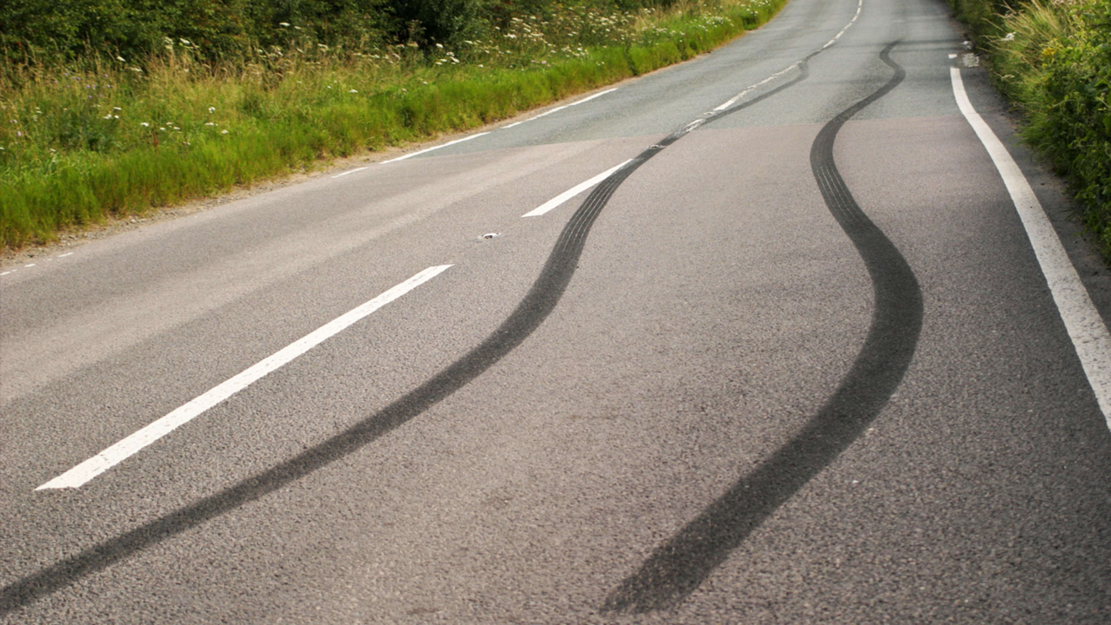 25 искусственная неровность. Дорога поворот. Выпуклость дороги. 9 ч по асфальтированной дороге. Колейность асфальтобетонного покрытия.