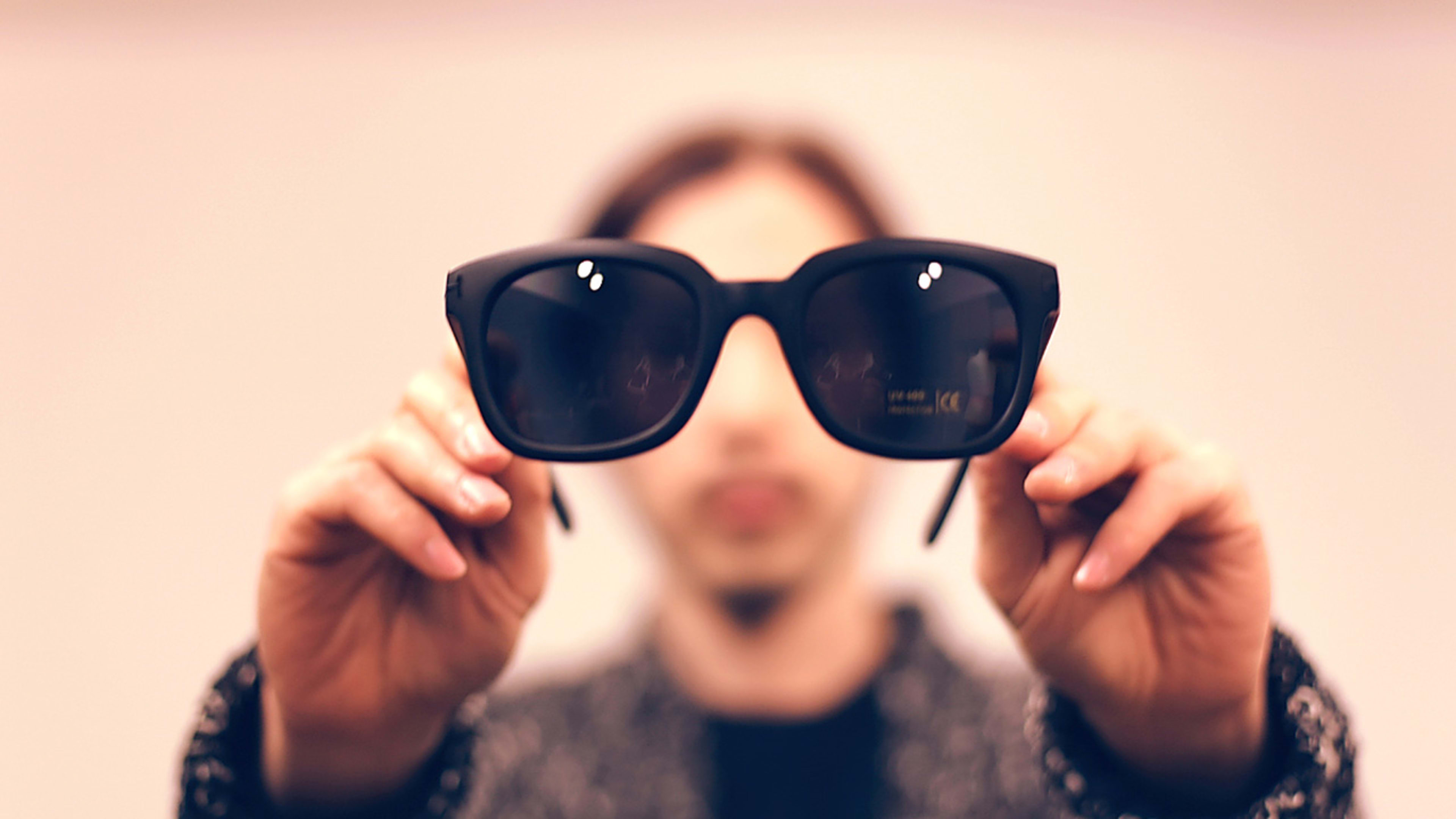 Картинки человек в очках. Картинки человек в очках. Пацан в очках. Человек надевает очки. Человек в очках.