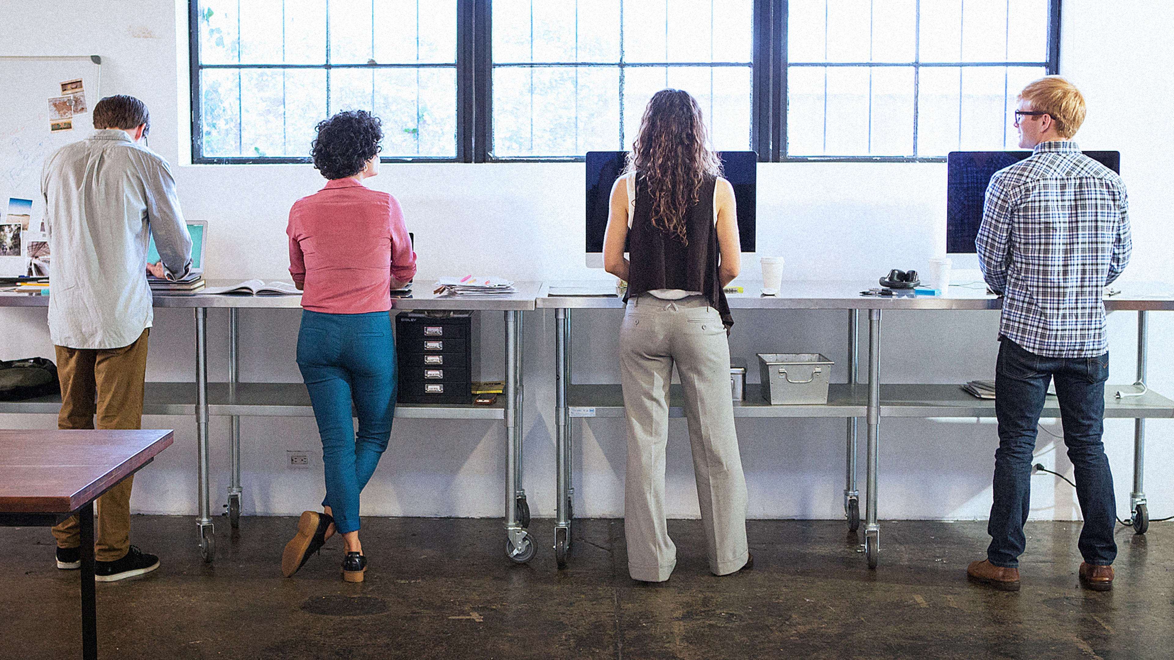 Идиома душа компании. Стол для работы стоя. Стенд. Posture checker. Stand in good stead.