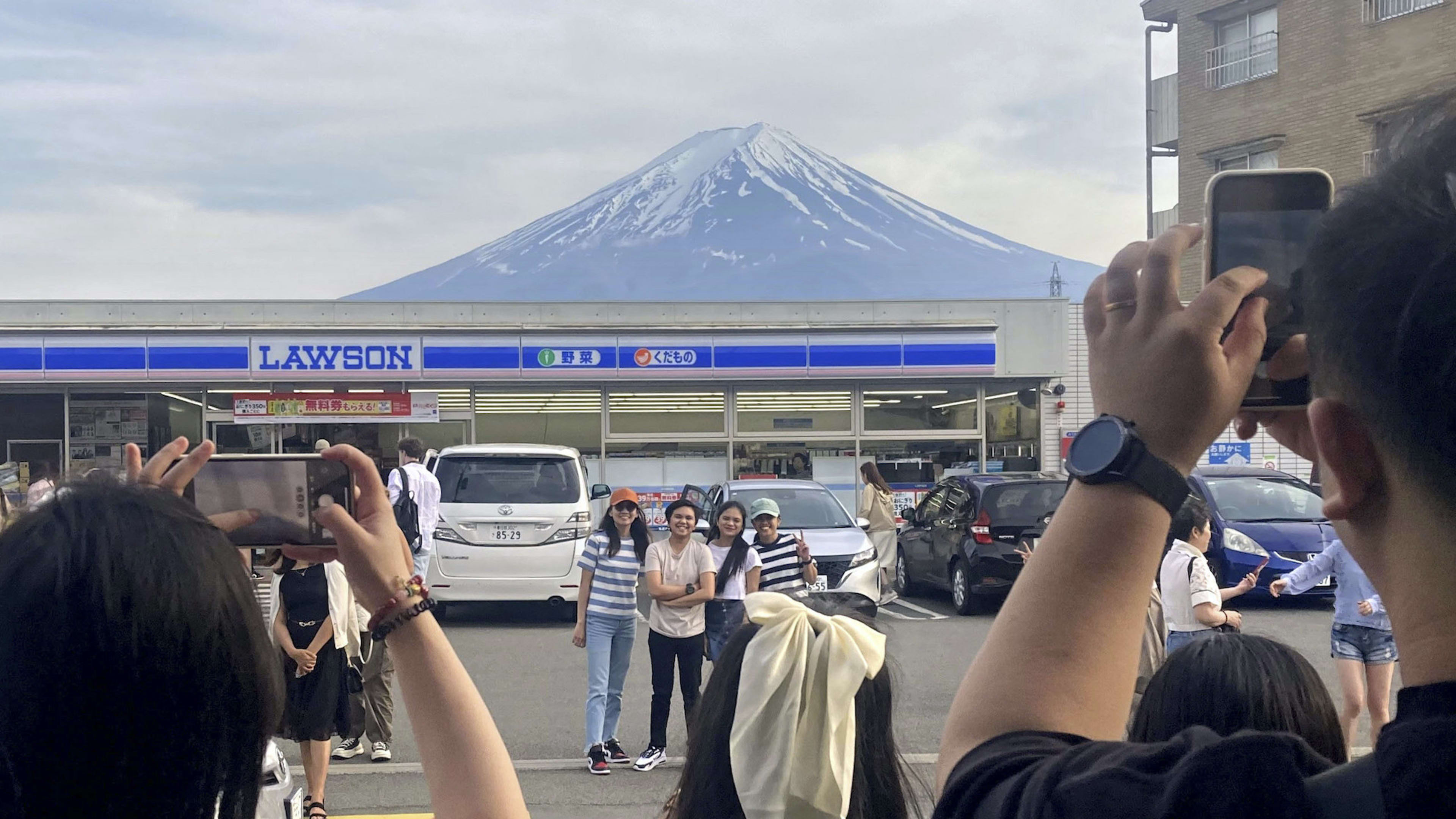 This Japanese town is blocking its iconic ‘Mt. Fuji Lawson’ view over tourists