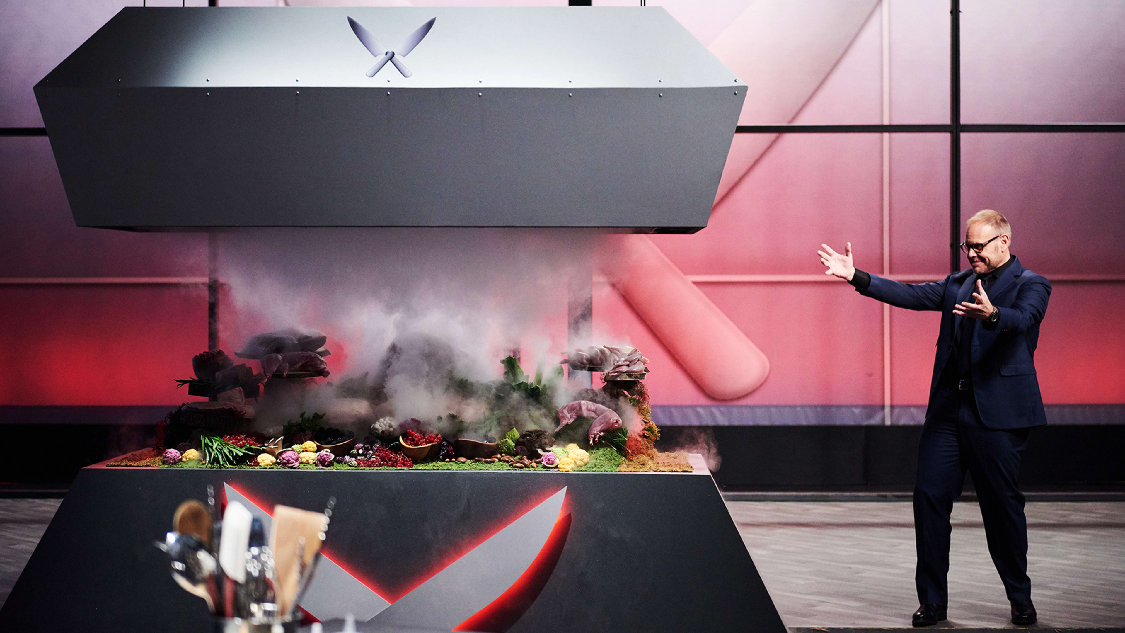 Alton Brown Finally Gets The "Iron Chef" He's Always Dreamed Of Fast(02)