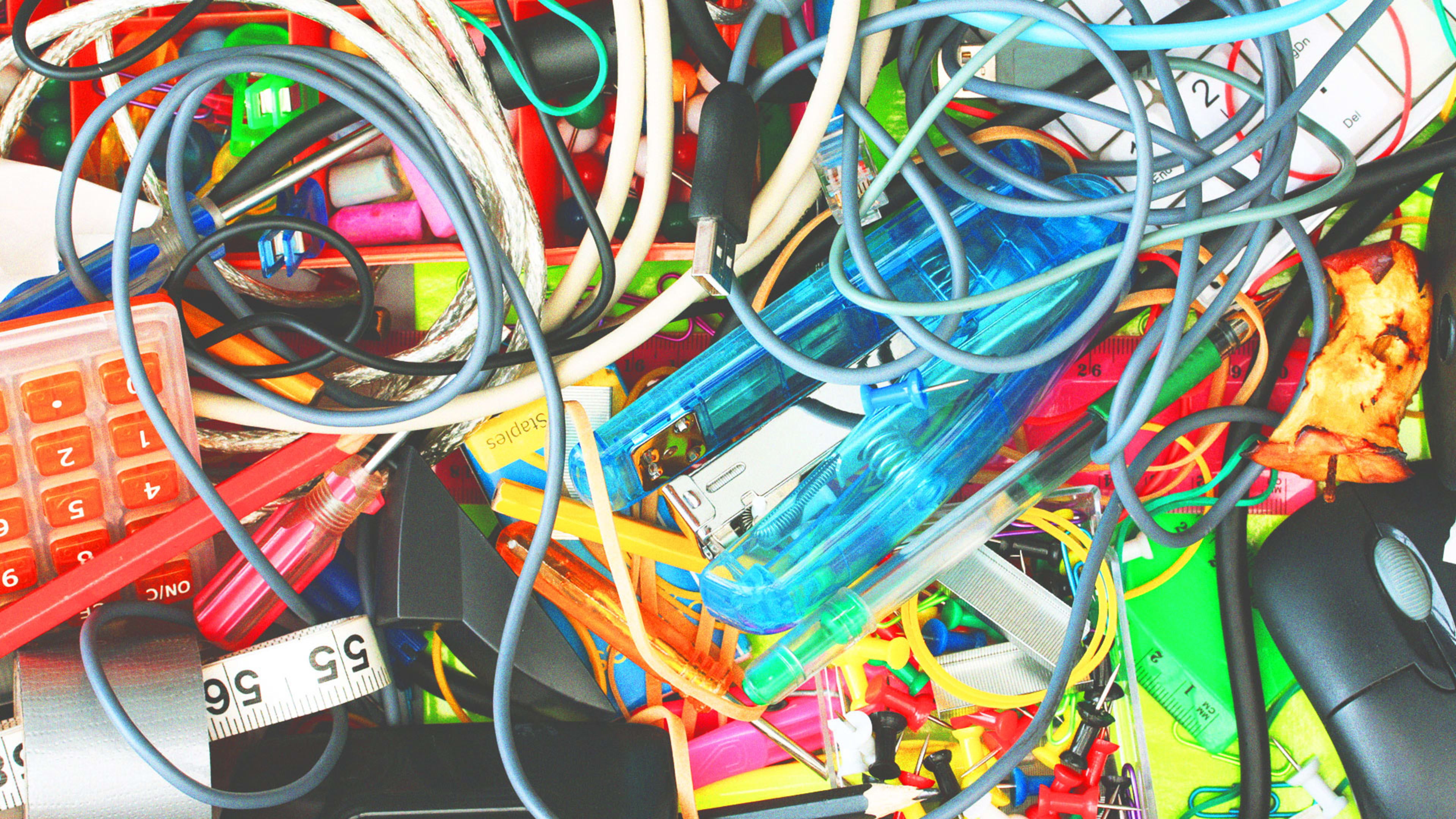 This Is How To Organize Your Messy Desk Drawers At Work