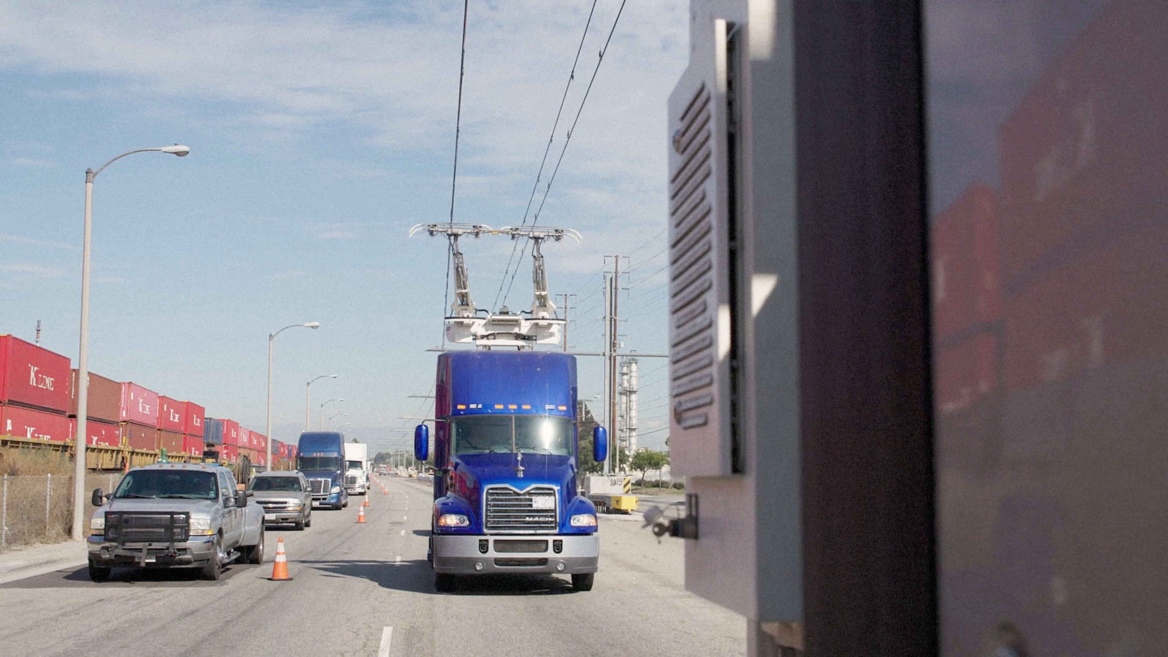 This Electric Highway Powers Trucks Without Recharging