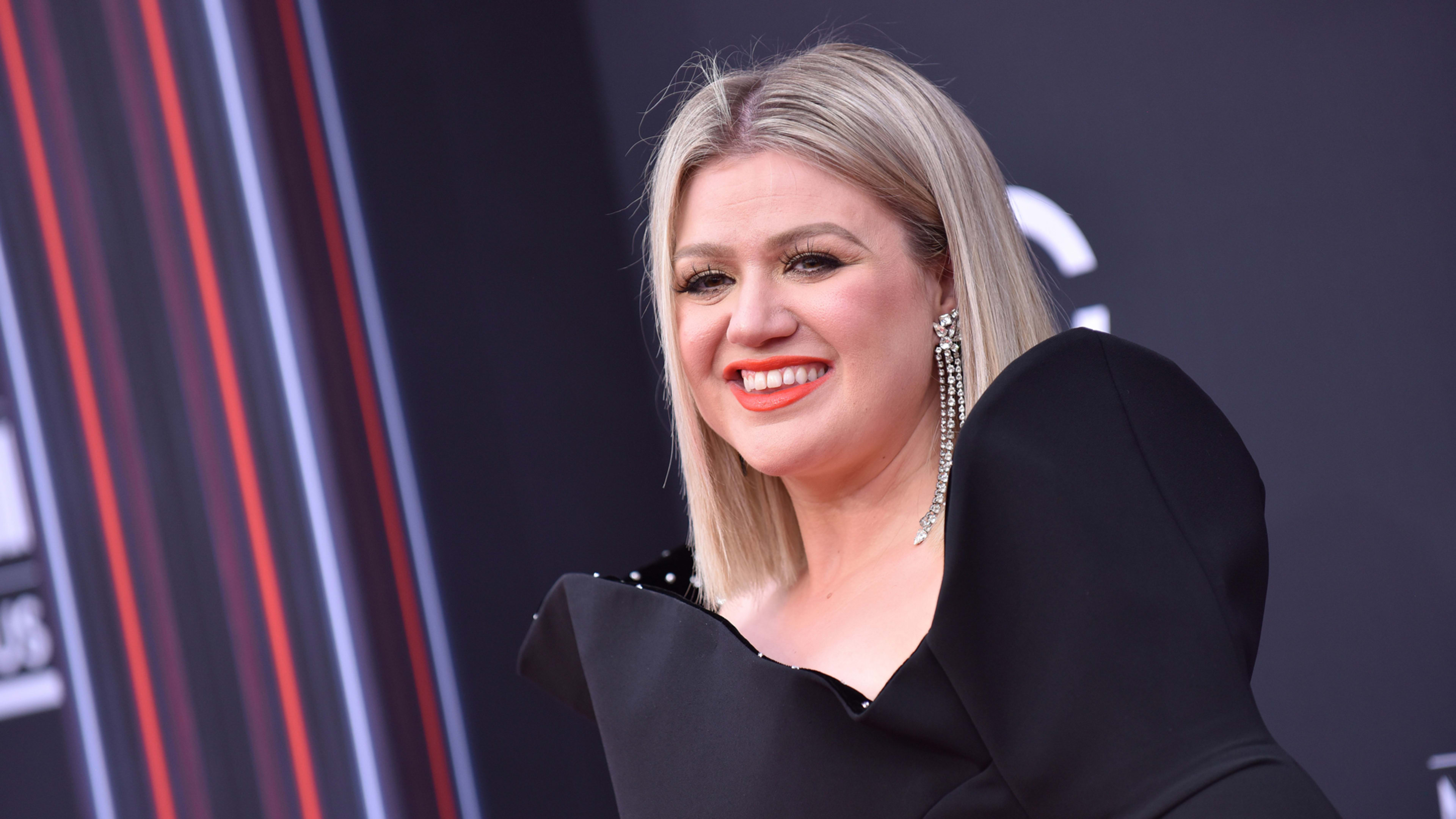 Kelly Clarkson proposes “a moment of action” on guns at the Billboard Music Awards
