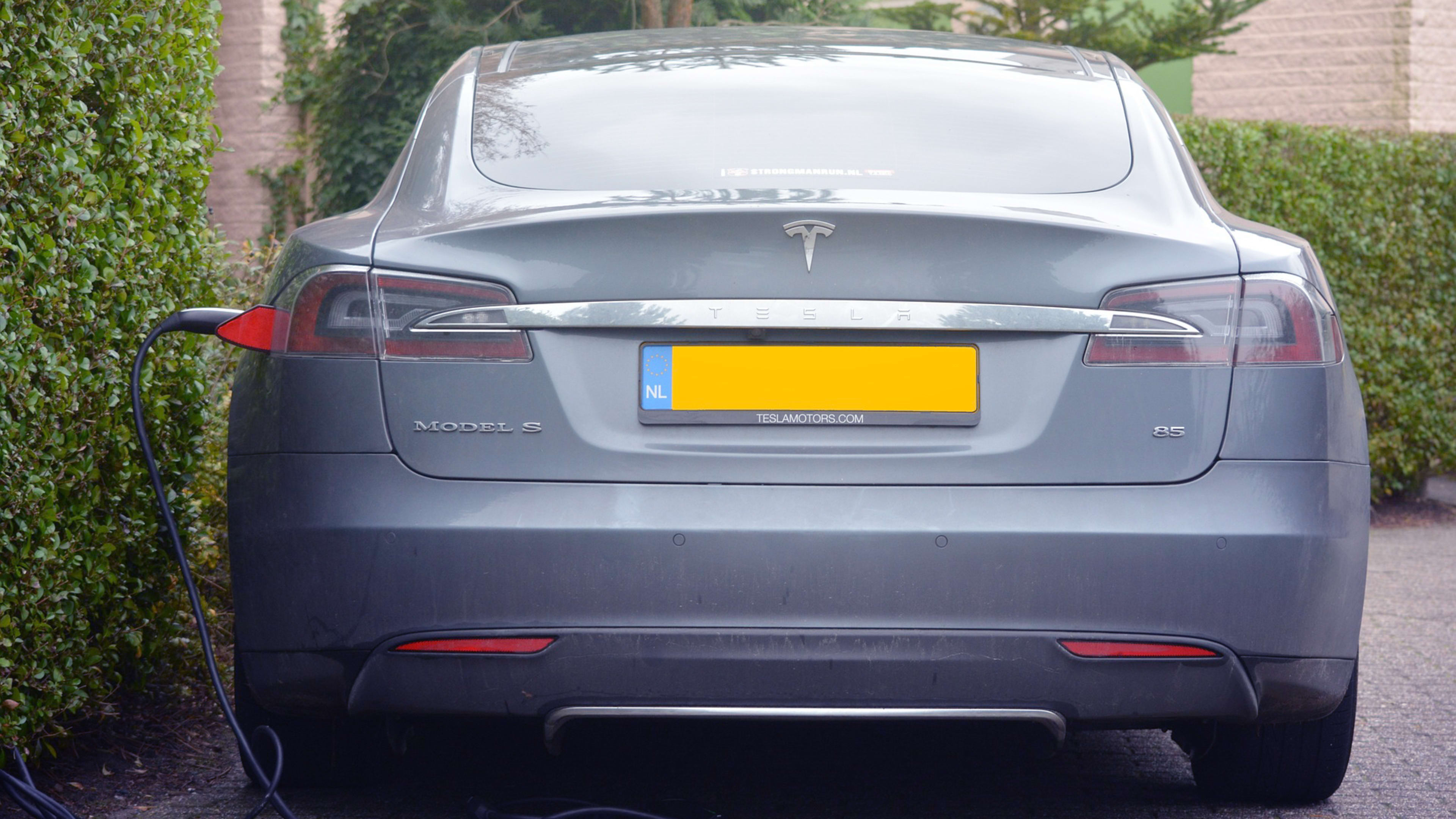 Tesla on Autopilot crashes into parked police car