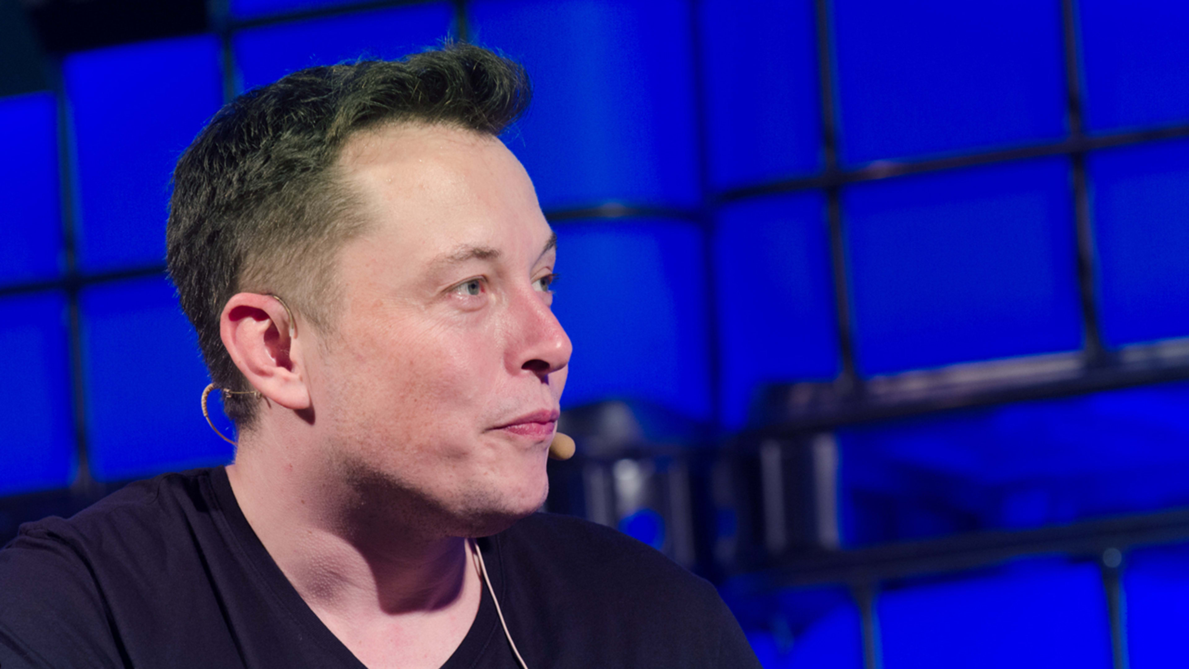 The more Elon Musk tweets, the more followers he loses
