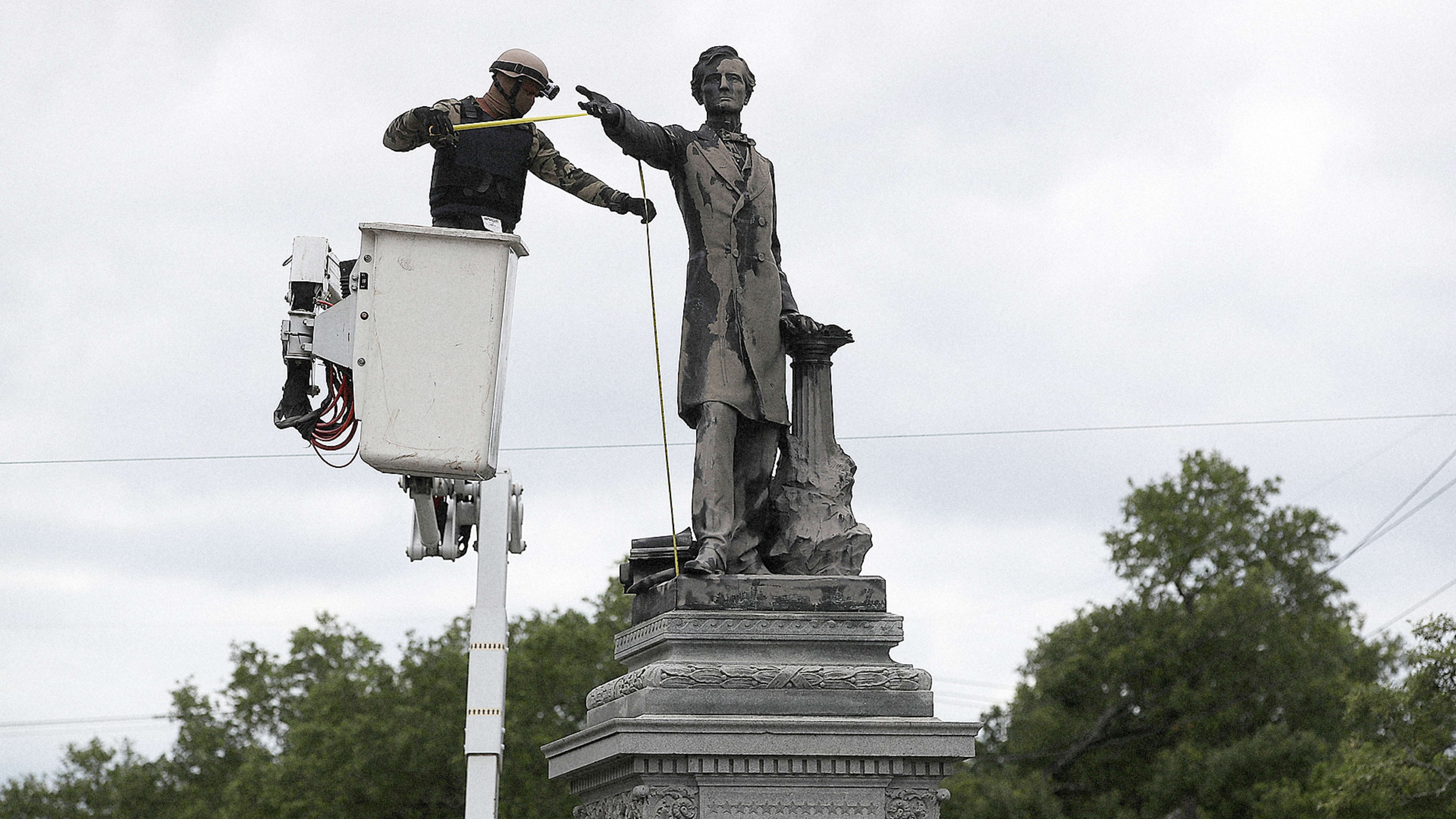 Anonymous donors are dismantling Confederate statues