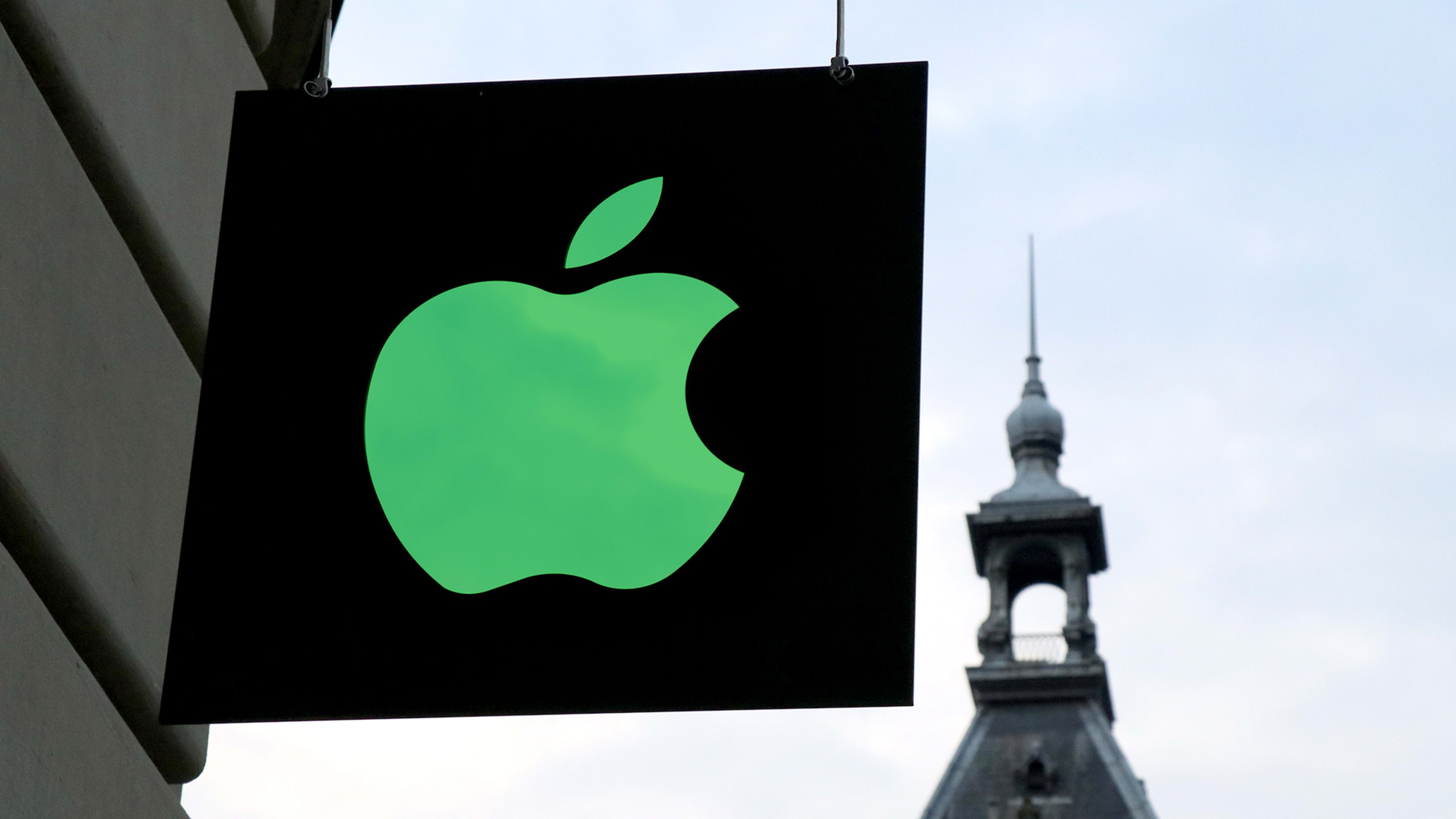 Apple delivers record quarter despite flat iPhone sales
