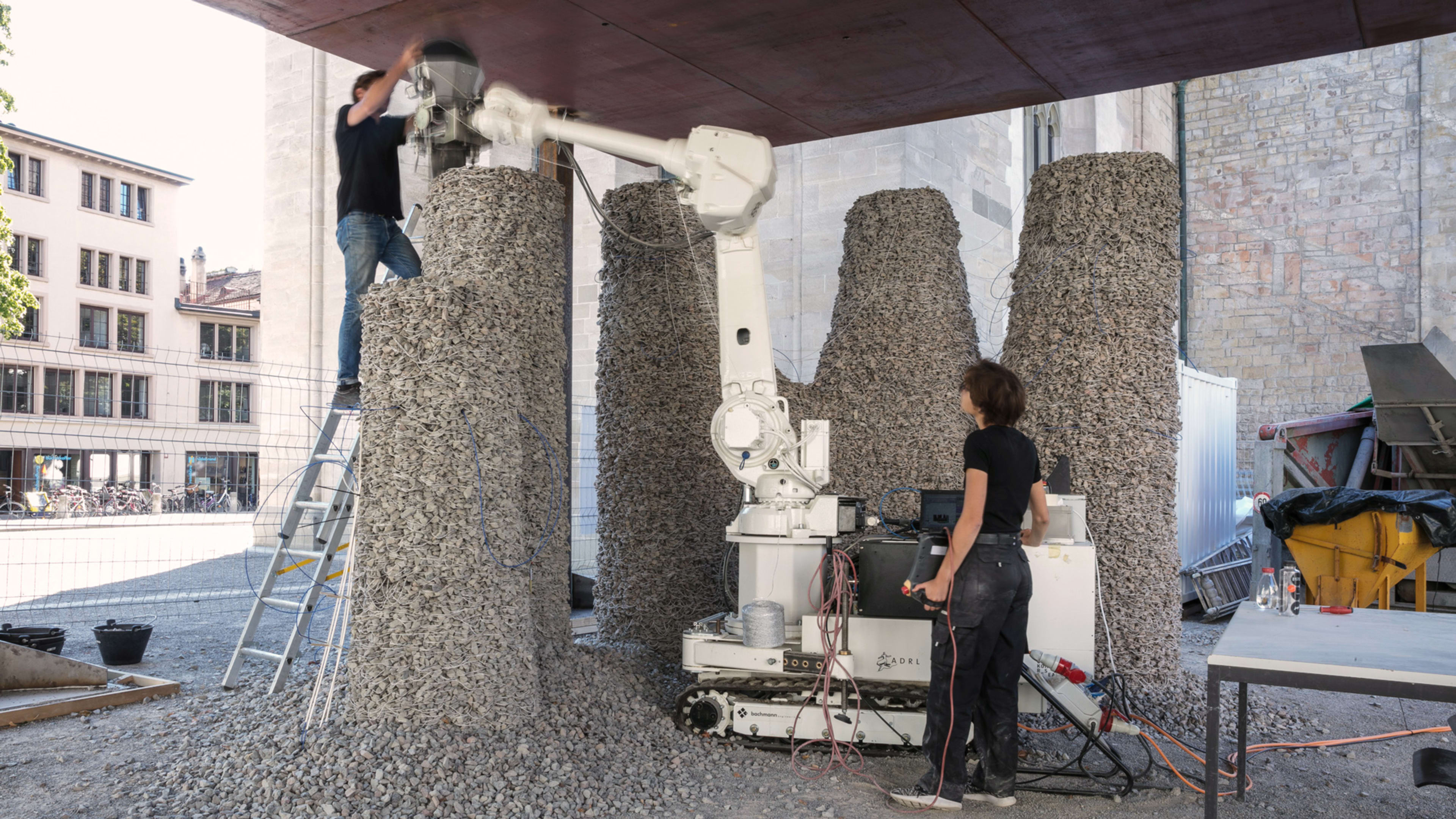 See a bizarre robot make a building out of loose rocks and string