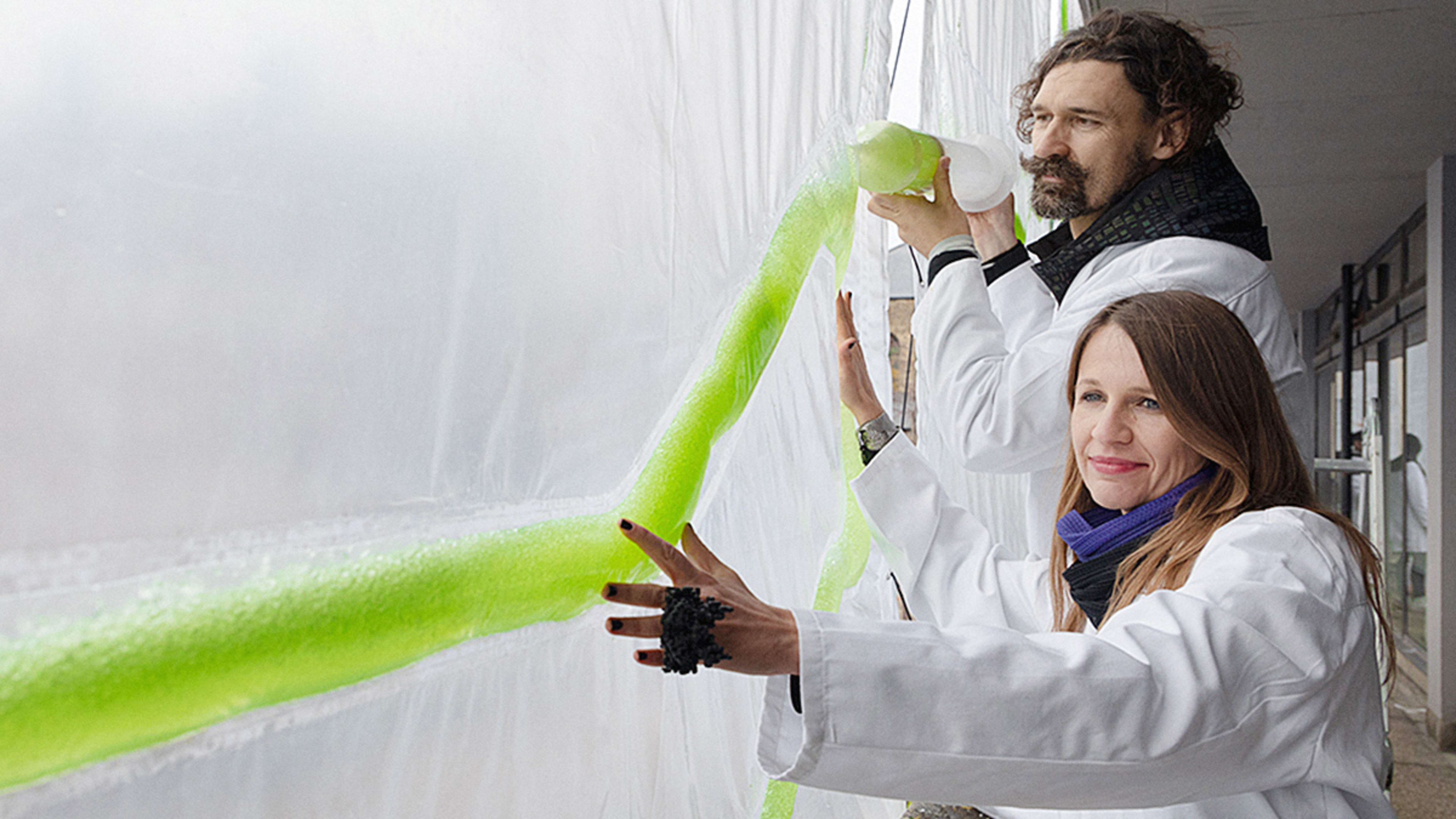 These algae-filled “urban curtains” suck CO2 from the air