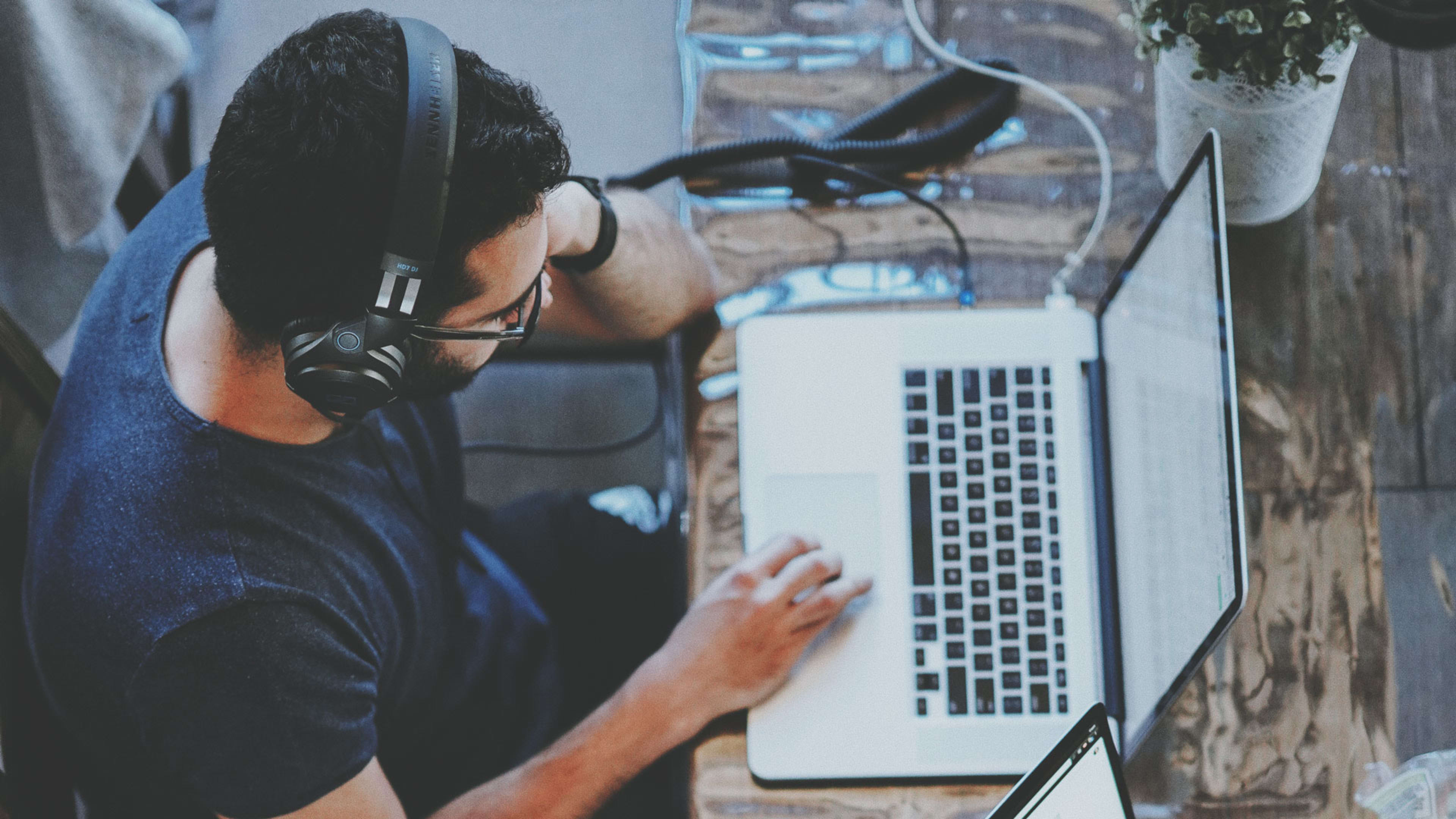 This is what kind of music you should listen to at work to be more productive