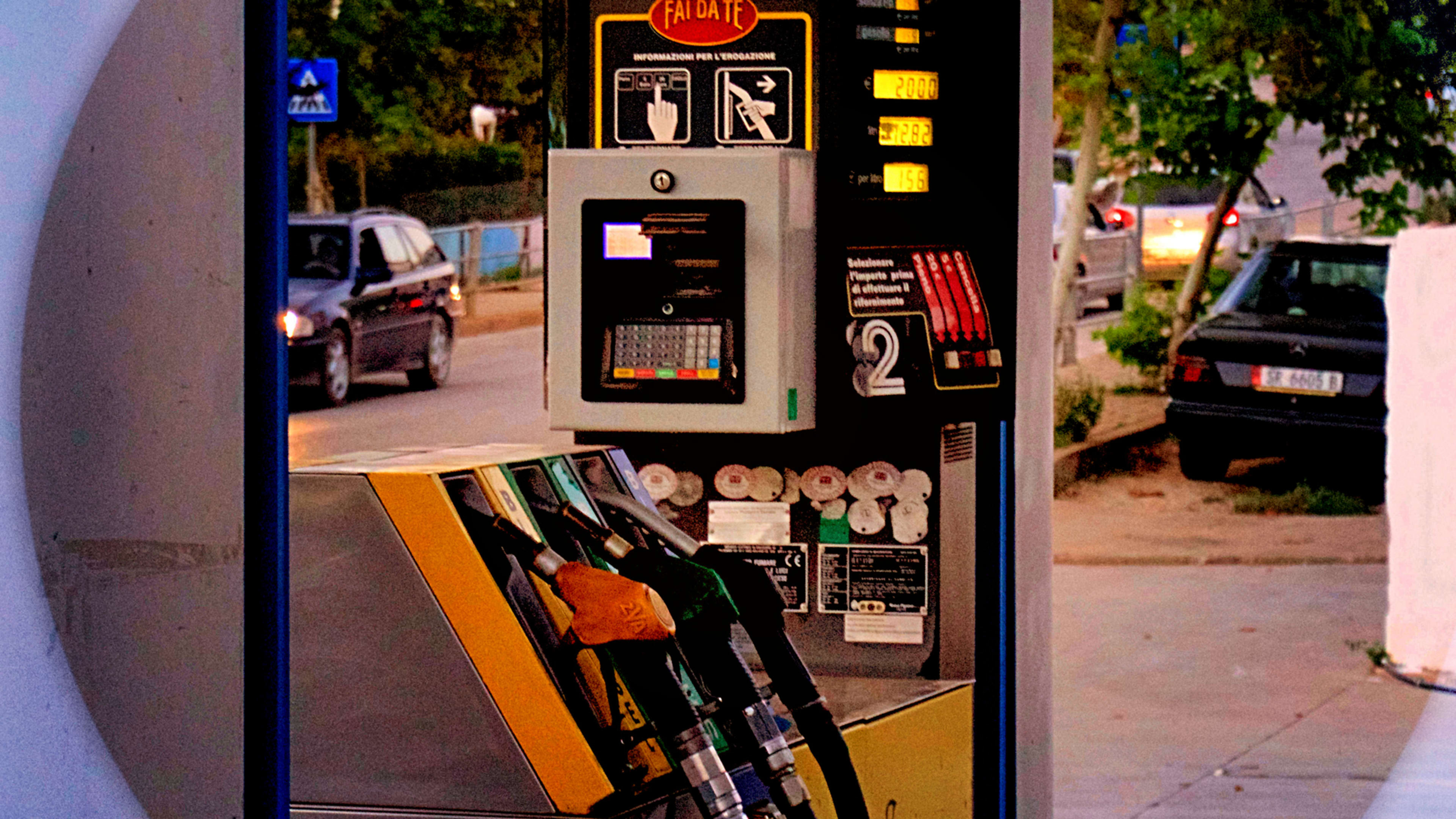 Secret Service warning: High-tech thieves can remotely skim credit cards at gas pumps