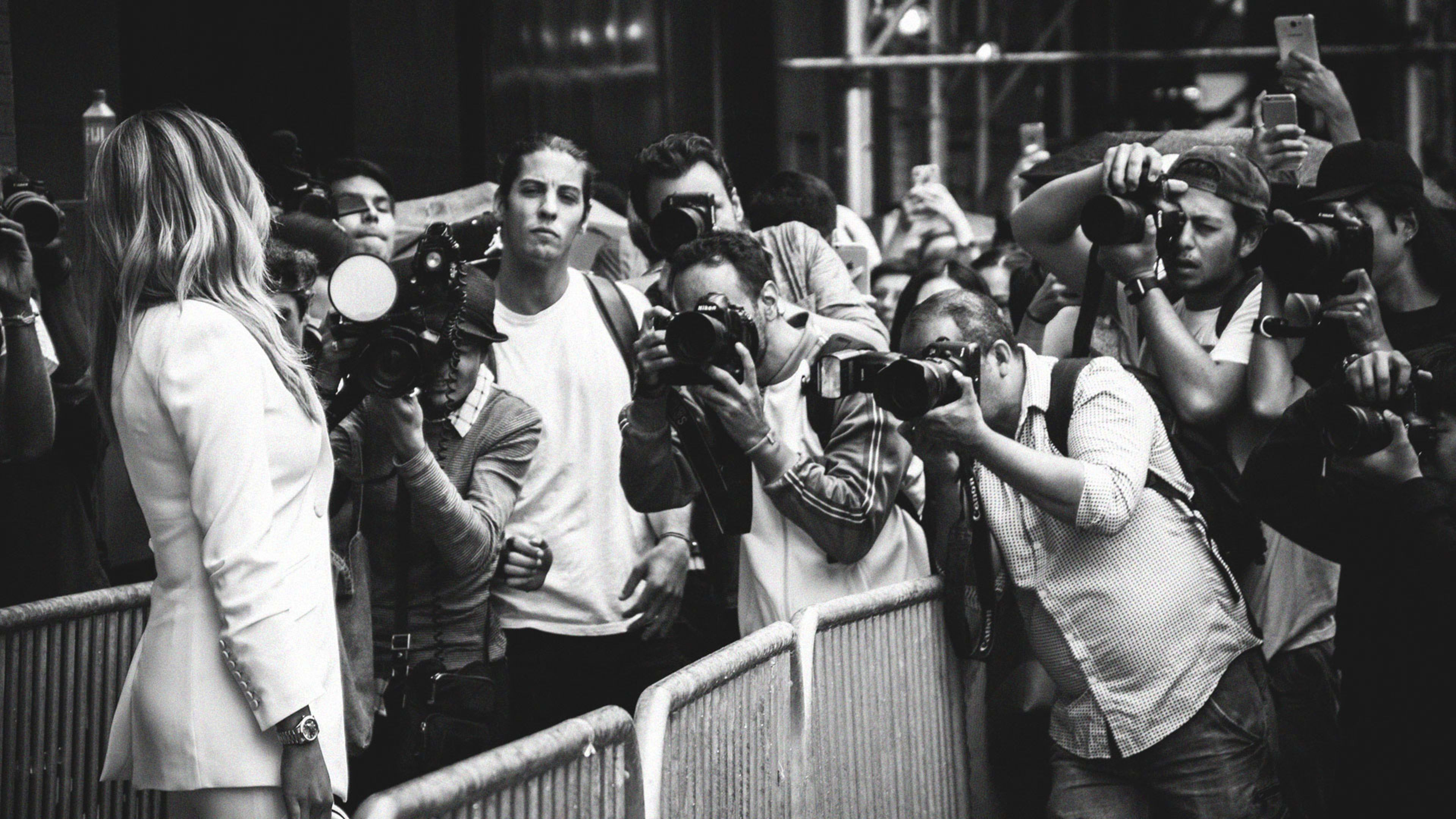 How celebrity paparazzi use similar risk strategies as Wall Street traders