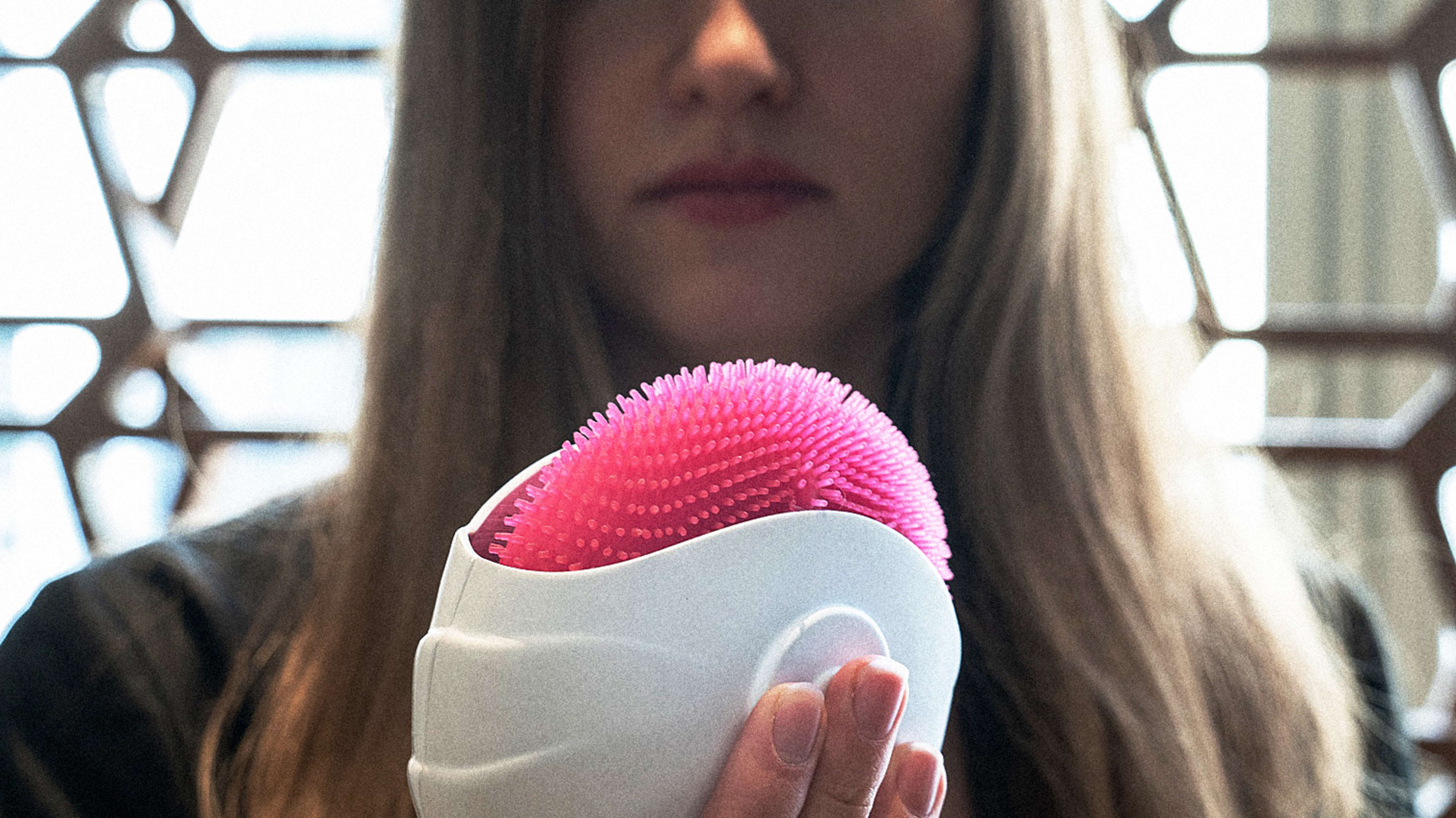 This portable personal cleaning device mimics a cat’s tongue