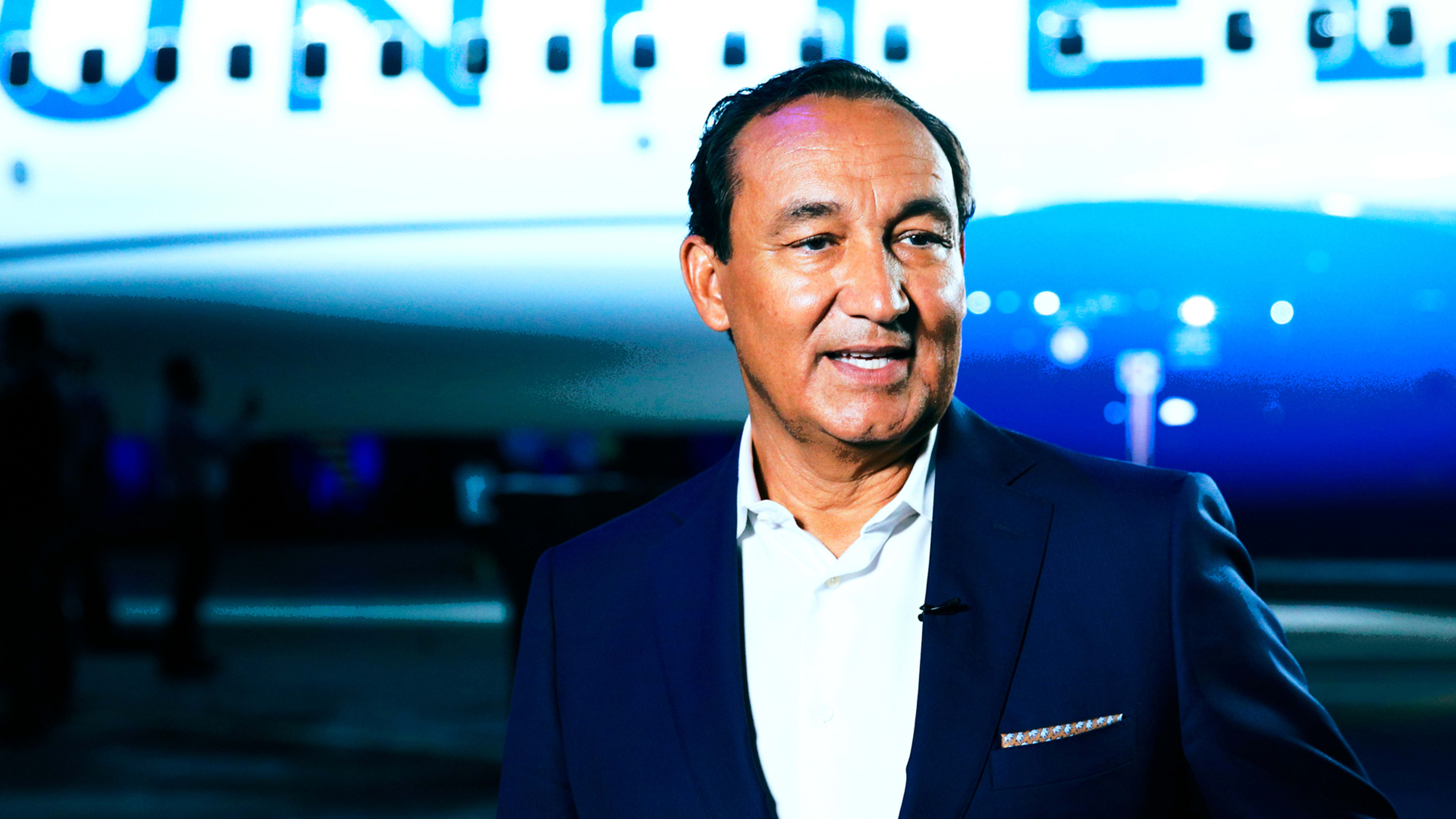 Why apologizing takes a toll on workers, according to United Airlines’ Oscar Munoz