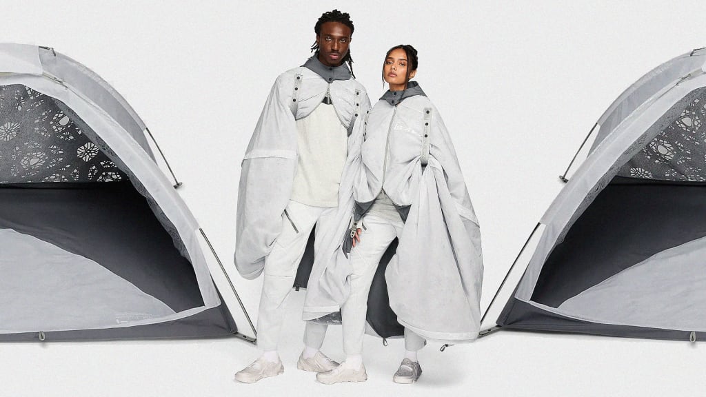 Nike ISPA morph Poncho アウトドア用シェルター Nike ISPA's futuristic new poncho doubles as a tent - Fast Company