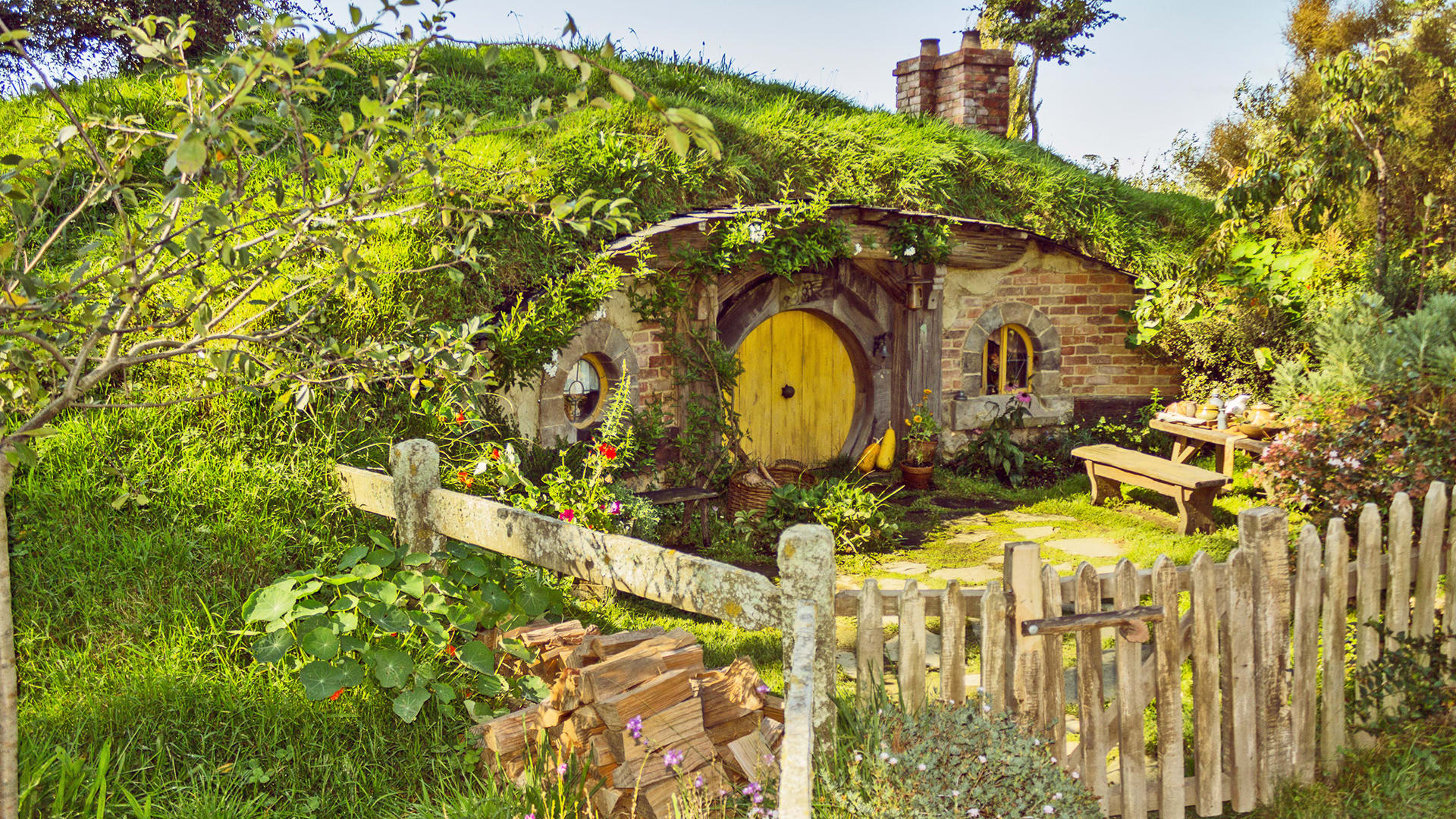 Хоббитон железноводск. Гостиница хоббитов в армении. Деревня хобитов краснодар. Властелин колец деревня хоббитов. Швейцария дитикон поселок хоббитов.