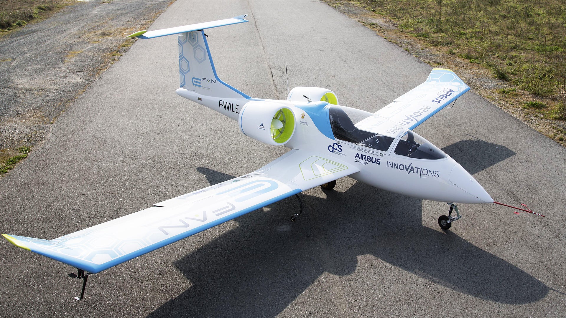 Machine Eleplane Talk About Range Anxiety: This All-Electric Plane Flies An Hour Per ...