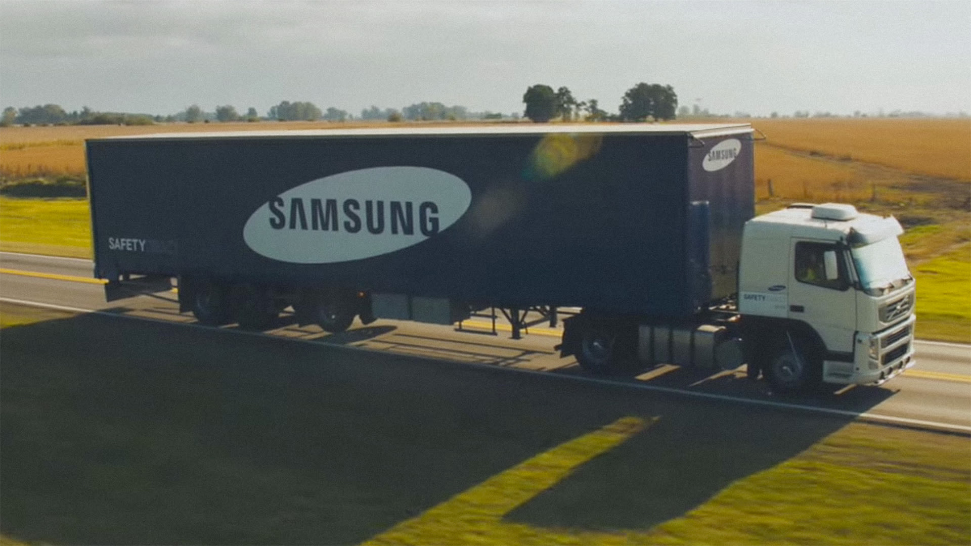 Samsung's "Safety Truck" Uses Video Technology To Tell Drivers When It