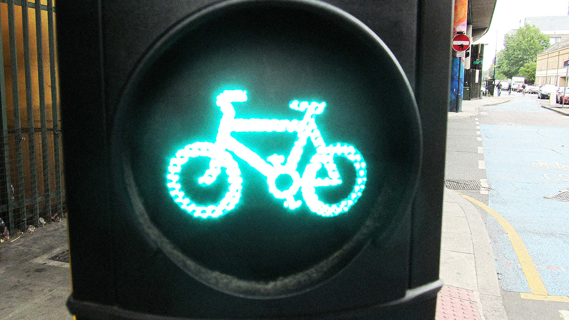 These Traffic Lights Stay Green Until All The Cyclists Have Crossed The