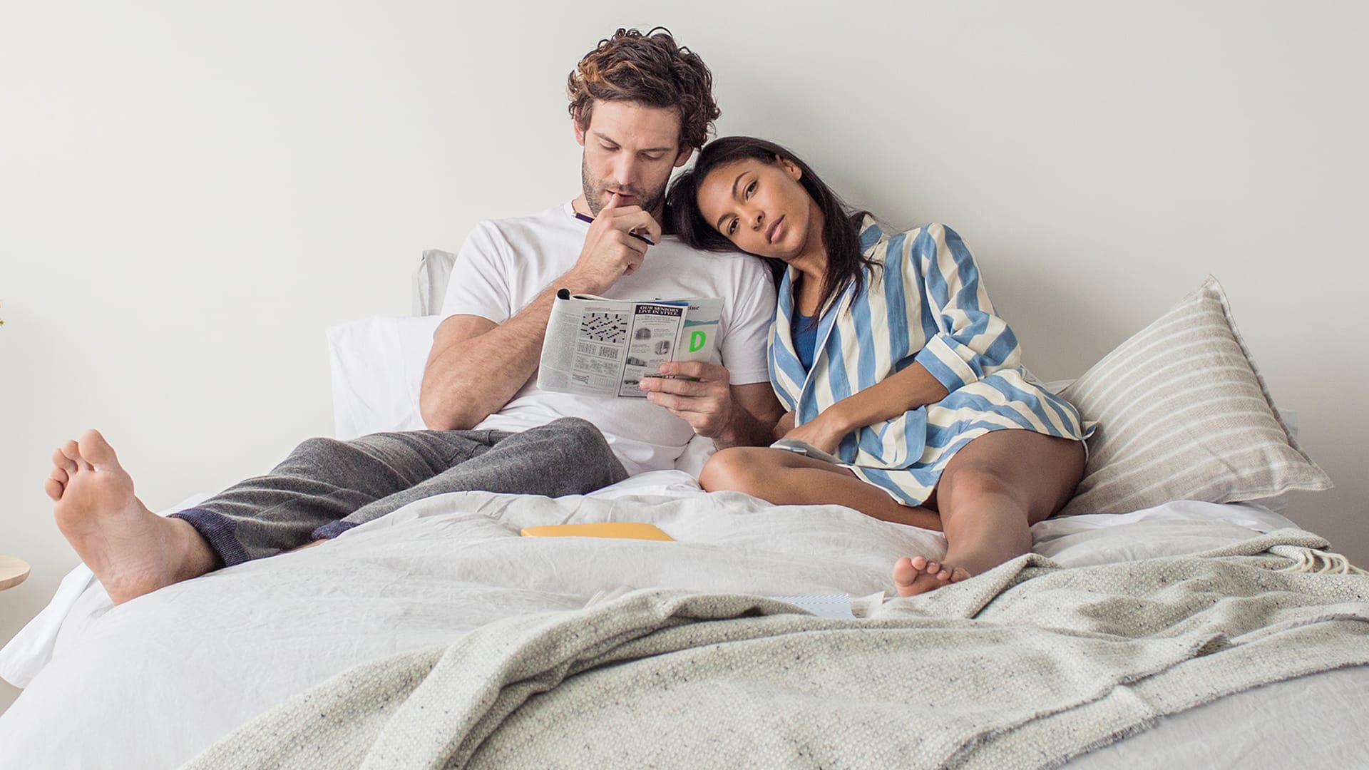 Незамужние женщины в постели. Постель. Влюбленные в кровати. Фотосессия на кровати. Сон в разных кроватях.