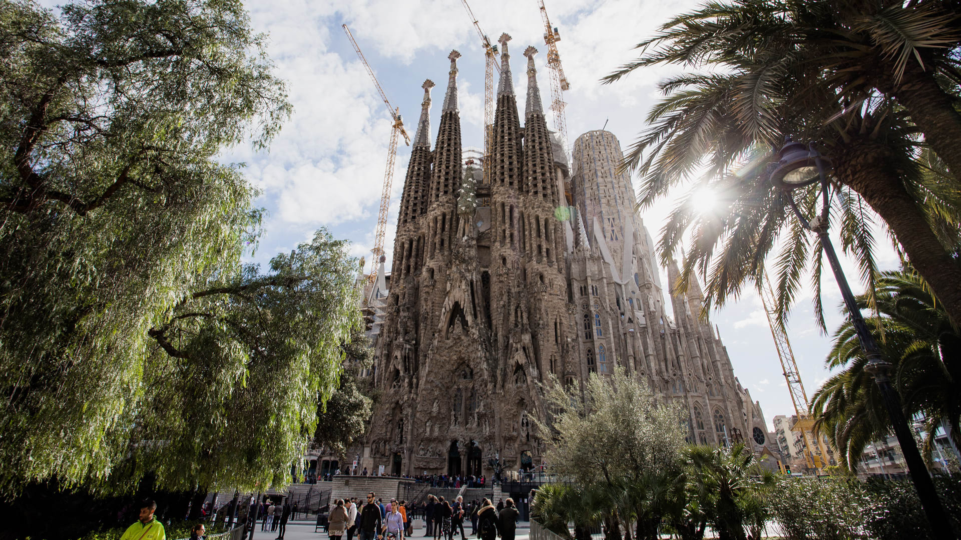 After 137 years of illegal work, La Sagrada Familia just got a building ...