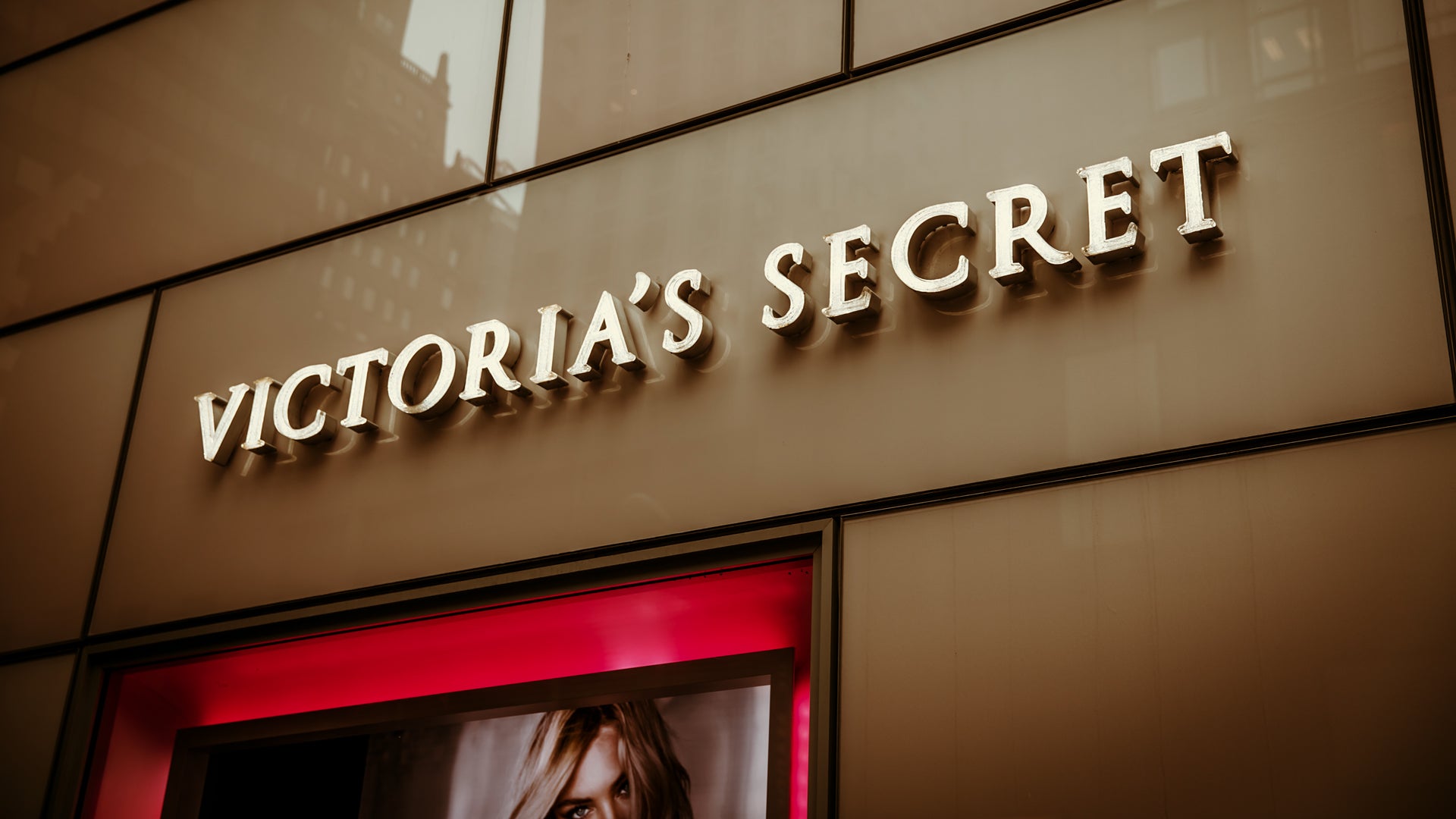 victoria secret founder story - Ilustrasi 3
