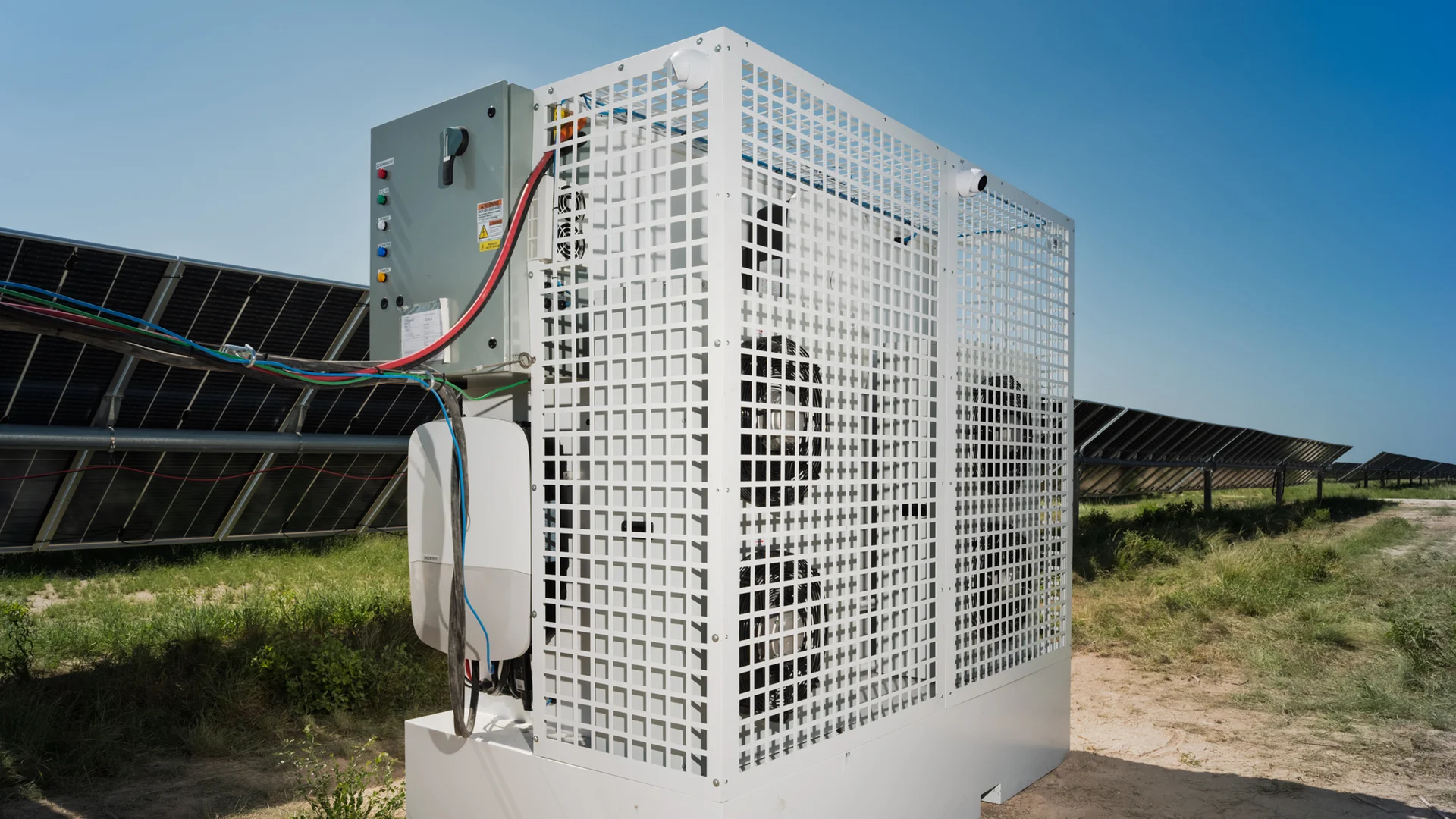 Solar farm đôi khi phải bỏ công suất vì grid quá tải: Rune đặt GPU ngay tại nhà máy để biến điện thừa thành AI compute