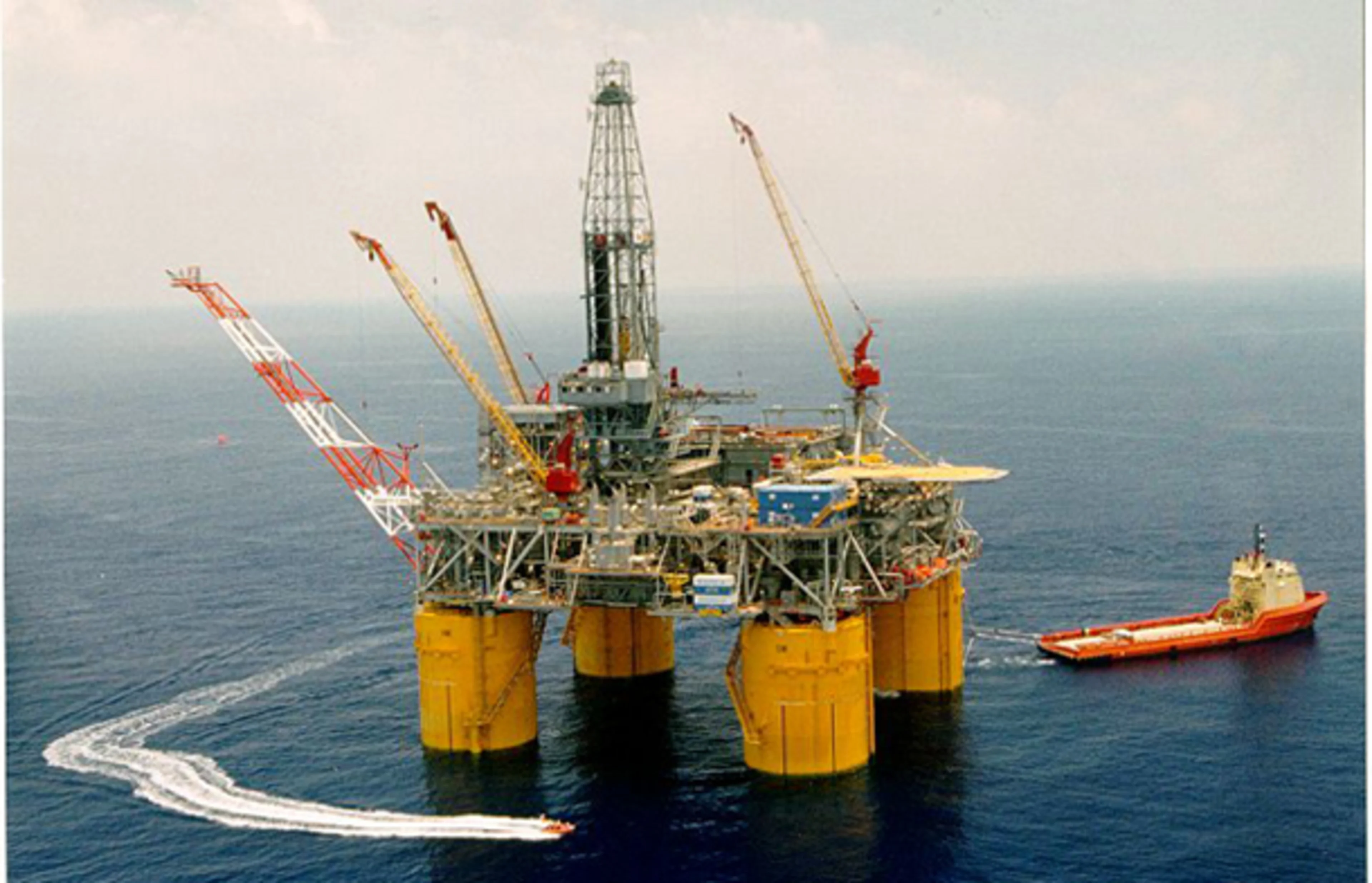 https://images.fastcompany.com/image/upload/f_webp%2Cc_fit%2Cw_3840%2Cq_auto/fc/41051-life-on-board-a-gulf-of-mexico-oil-drilling-platform-rotator.jpg
