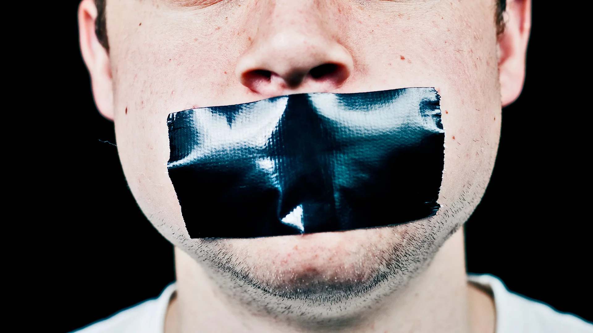 Скотч на рот. Девушки которым заклеивают рты. Скотч на рот. Девочка с заклеенным ртом. Рот заклеен пластырем.