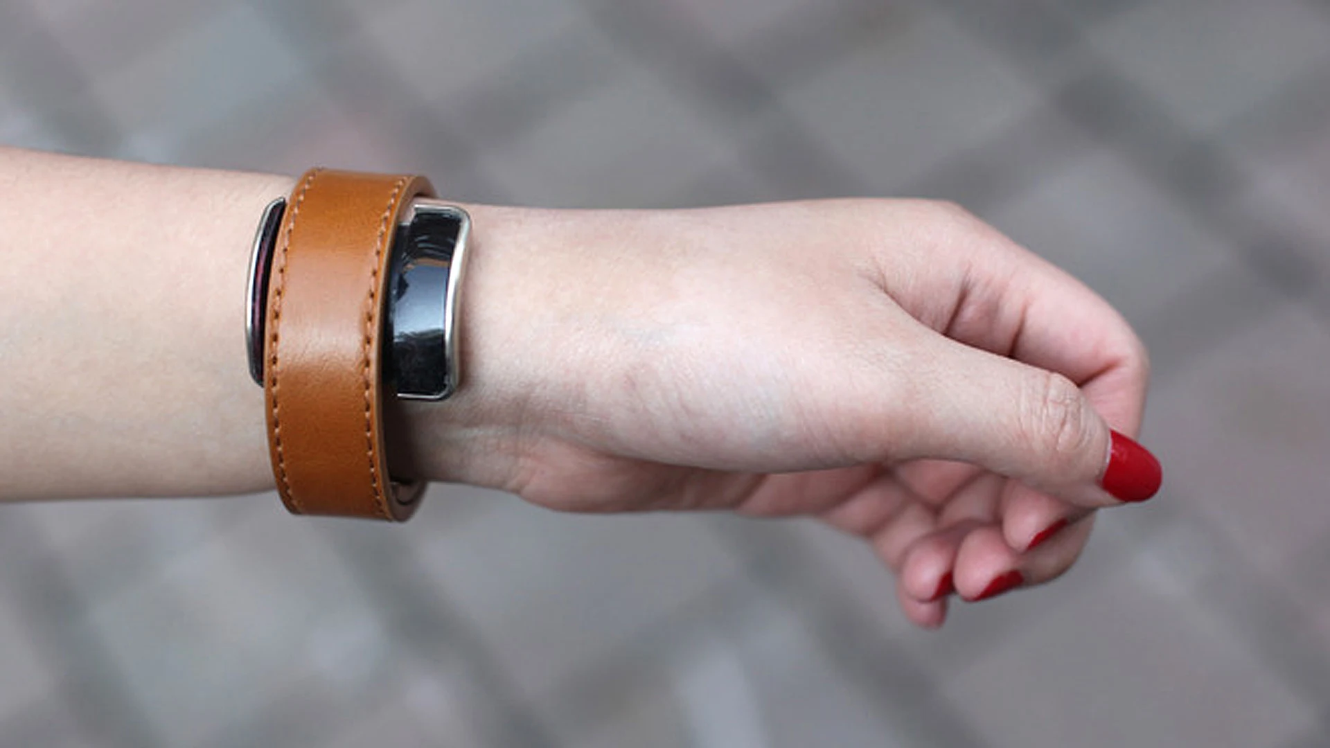 This Smart Watchband Gives Your Favorite Timepiece A Brain Transplant