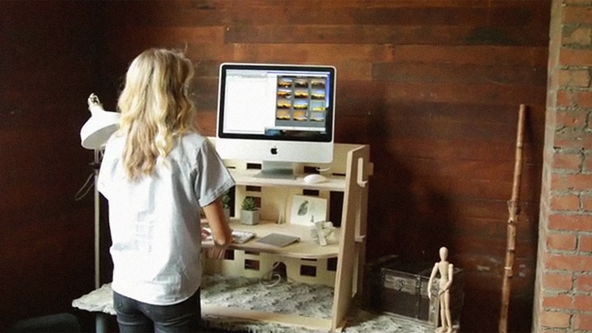 This Adjustable Standing Desk Is So Simple, It Doesn’t Need Nuts Or Bolts