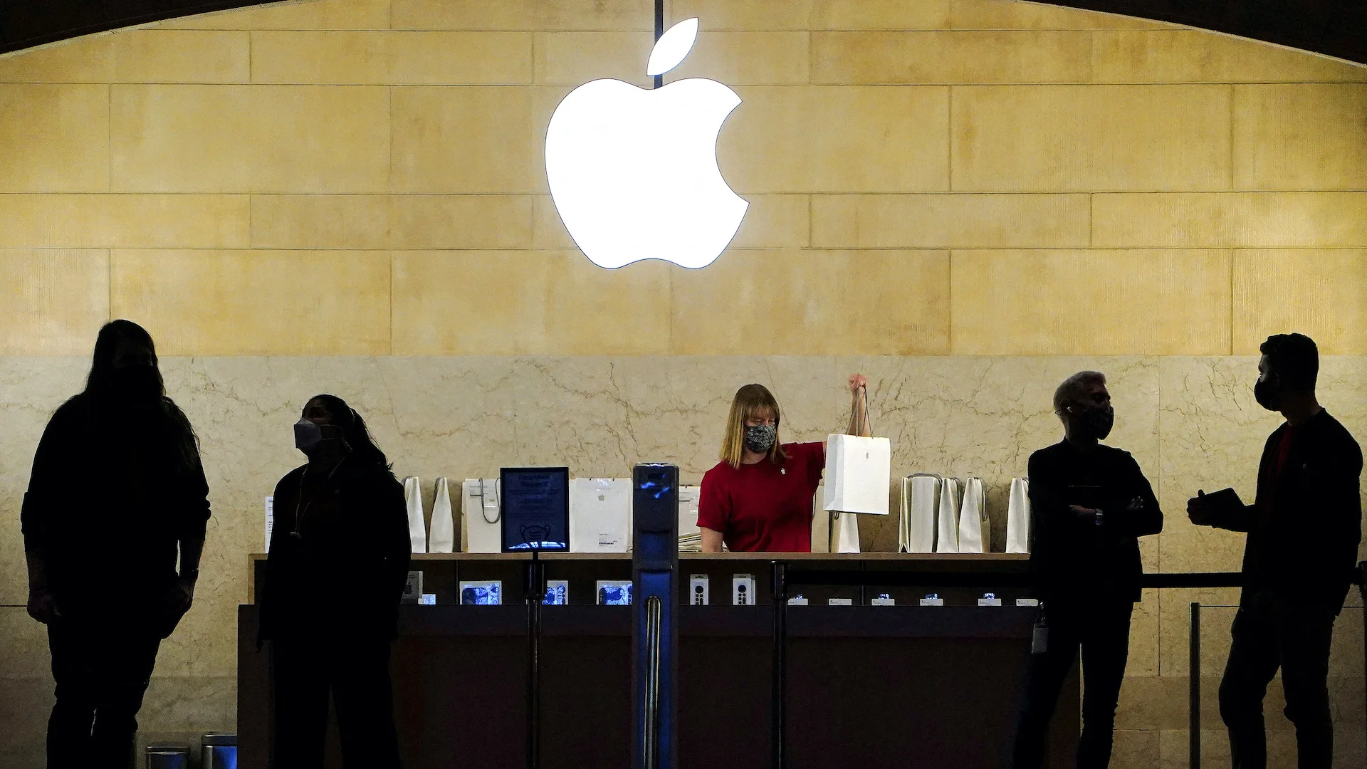 Apple allegedly imposed illegal workplace rules, NLRB says - Fast Company