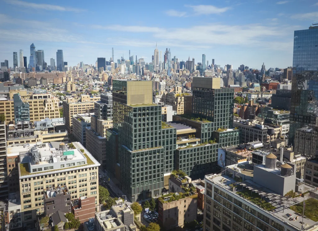 i-91287759-disney-new-york-city-hq-02.jp