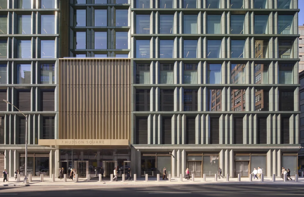 i-91287759-disney-new-york-city-hq-05.jp