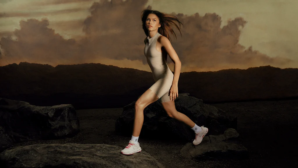 Zendaya modelando la Luna On Cloudzone sobre un terreno rocoso y oscuro.