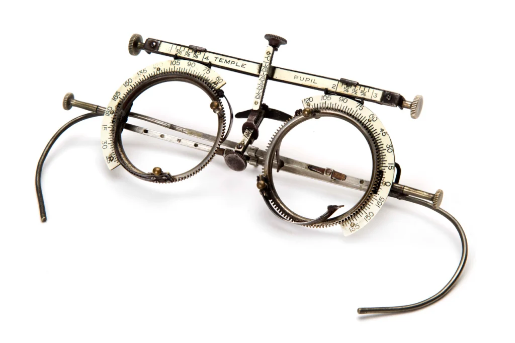 ファッション+美容 EYEWEAR A VISUAL HISTORY Eyewear: A Visual History - another optical opus reviewed
