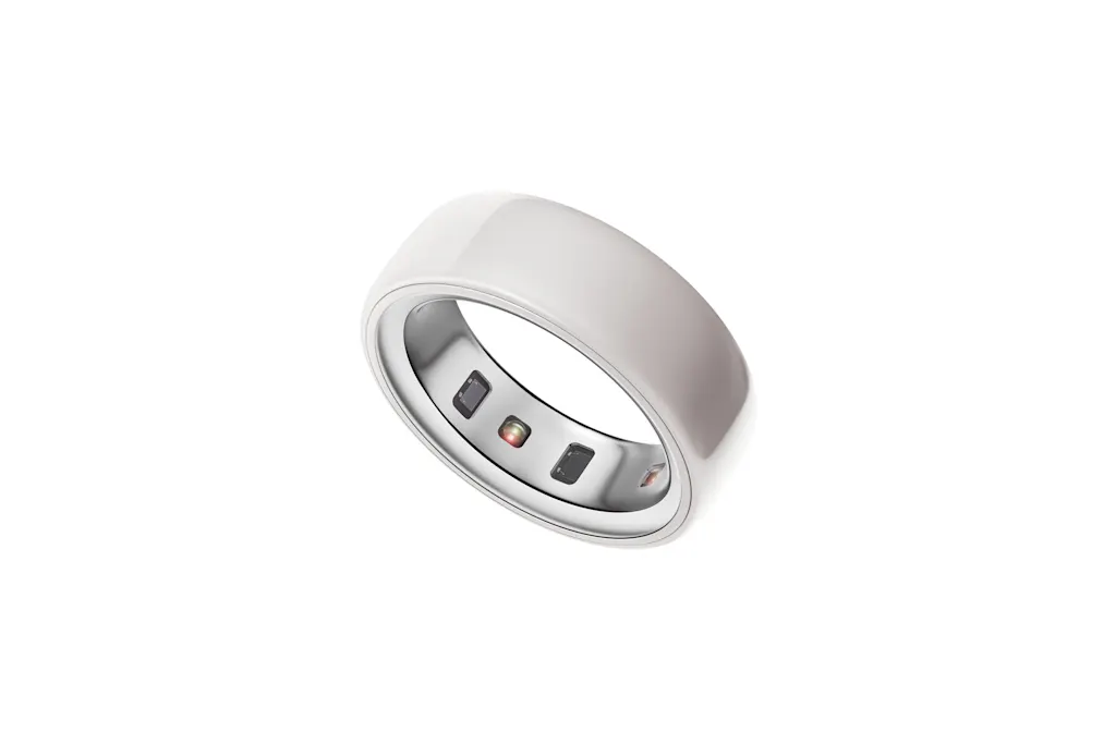 El anillo Oura en color blanco roto.