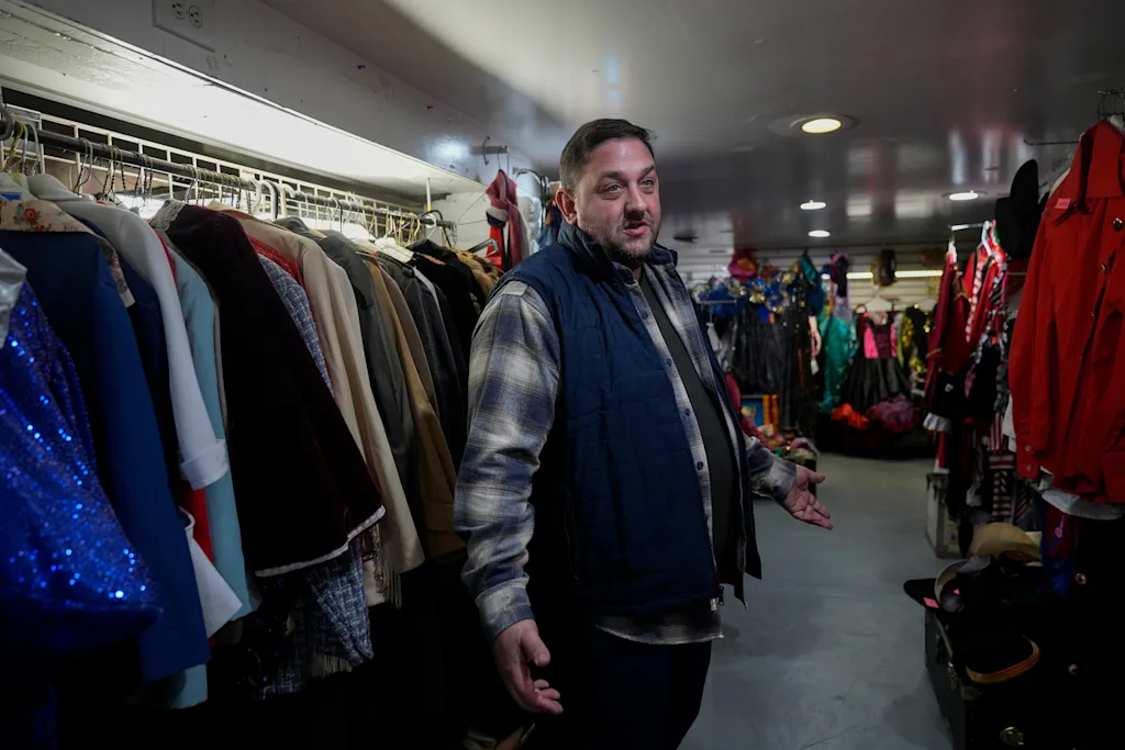 i-1-91420133-family-owned-costume-shop.j