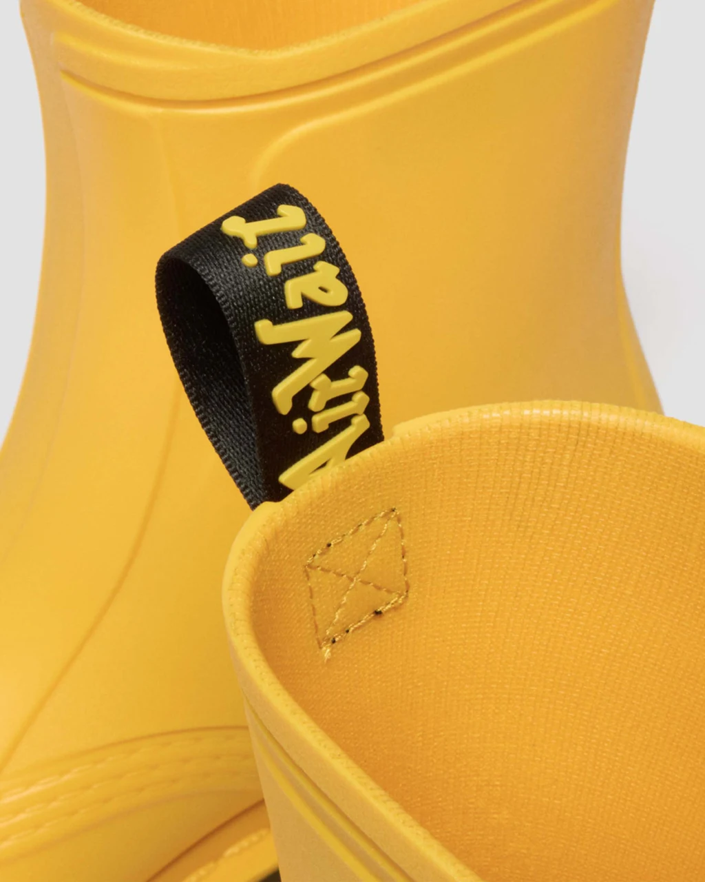 Een detailafbeelding van de hieltrektag 1460 regenlaars, de tekst die luidt 