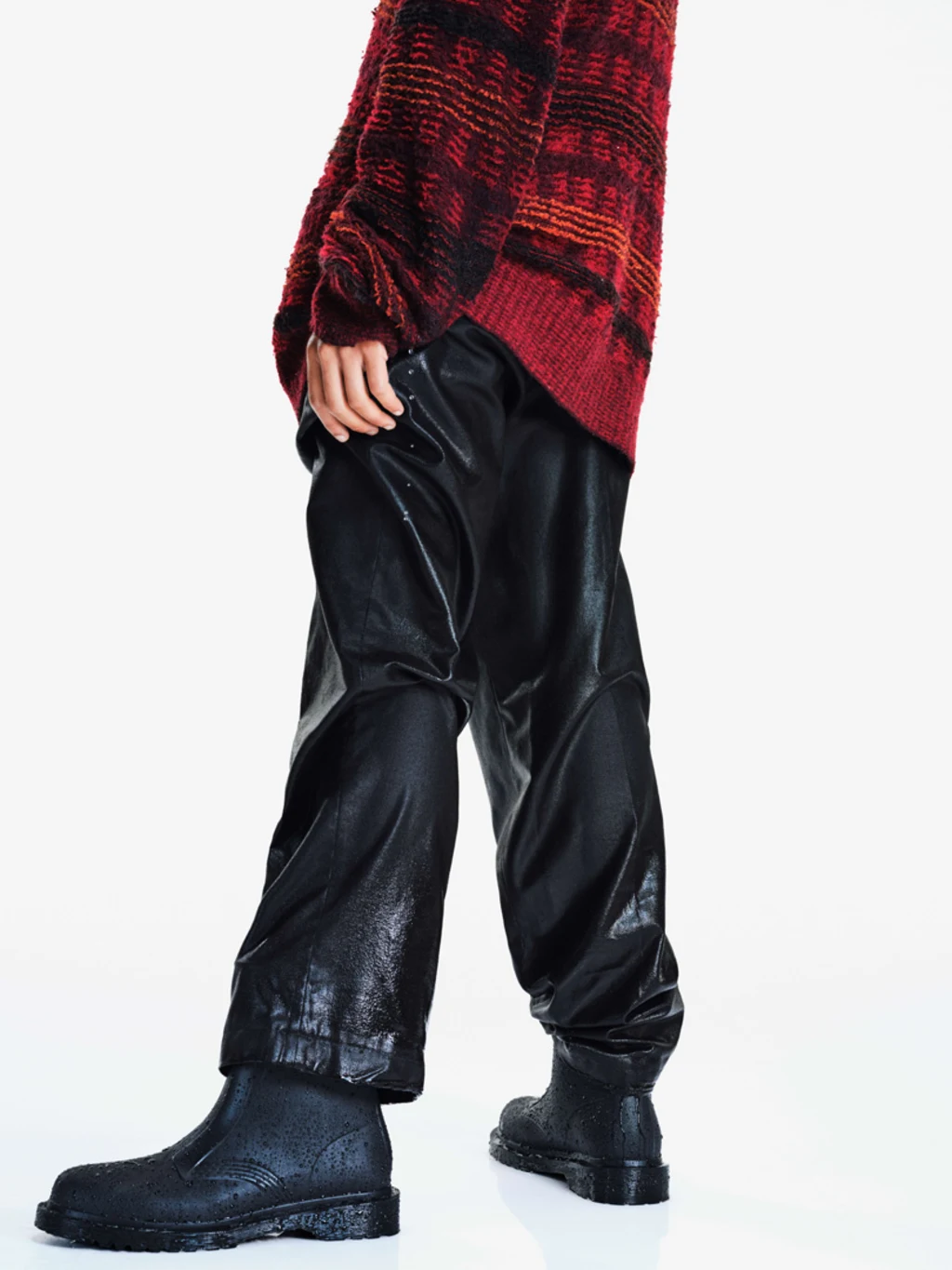 Een model met rubberen laarzen