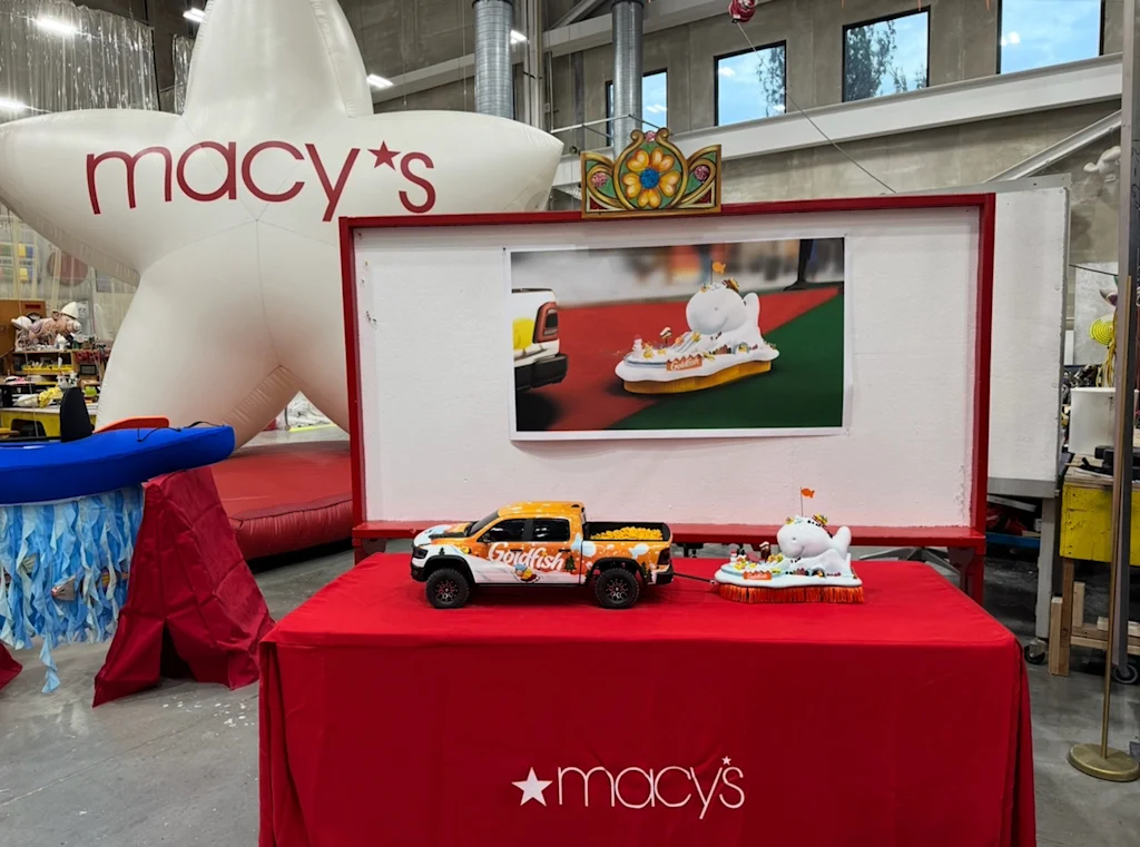 Goldfish doet mee aan Macy’s Thanksgiving Day Parade met de kleinste praalwagen ooit