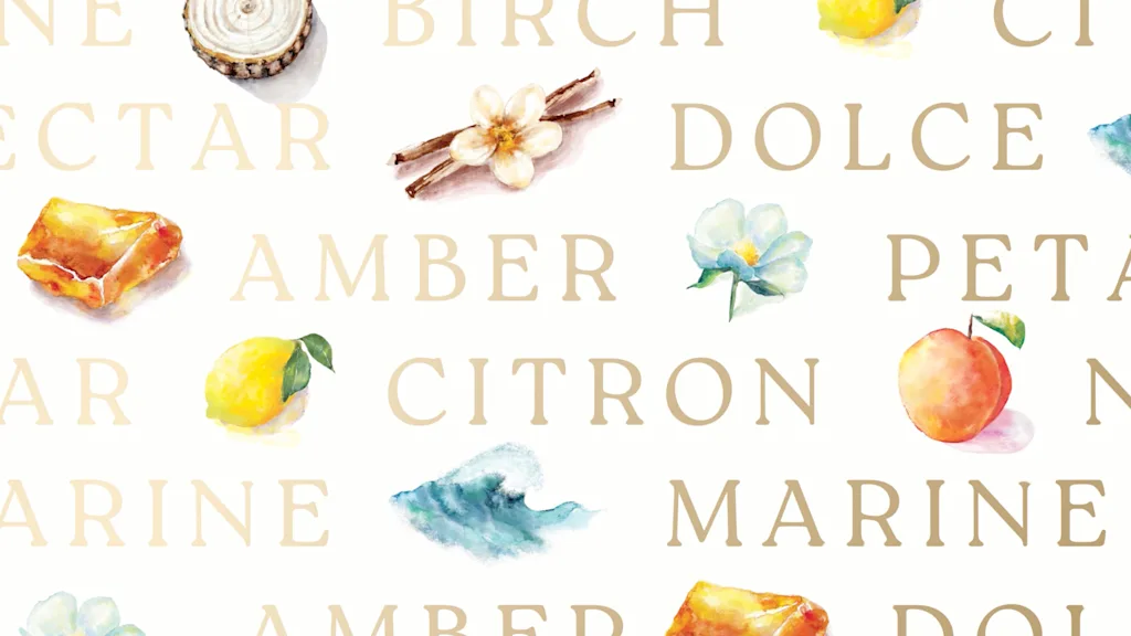 een typografie-exemplaar dat de nieuwe branding laat zien, het is een lettertype met afgeronde schreef, gedrukt in goudachtige inkt, met aquarelillustraties die de geuren perzik, oceaangolven, citroenen, hout, vanille, enz. weergeven