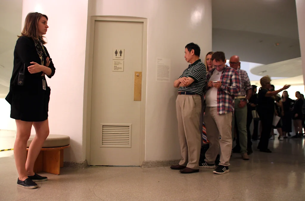 Een foto van mensen die in de rij staan te wachten om de volledig functionele installatie van Amerika in het Guggenheim Museum te gebruiken, 2016. (Foto: Christina Horsten/Picture Alliance/Getty Images)