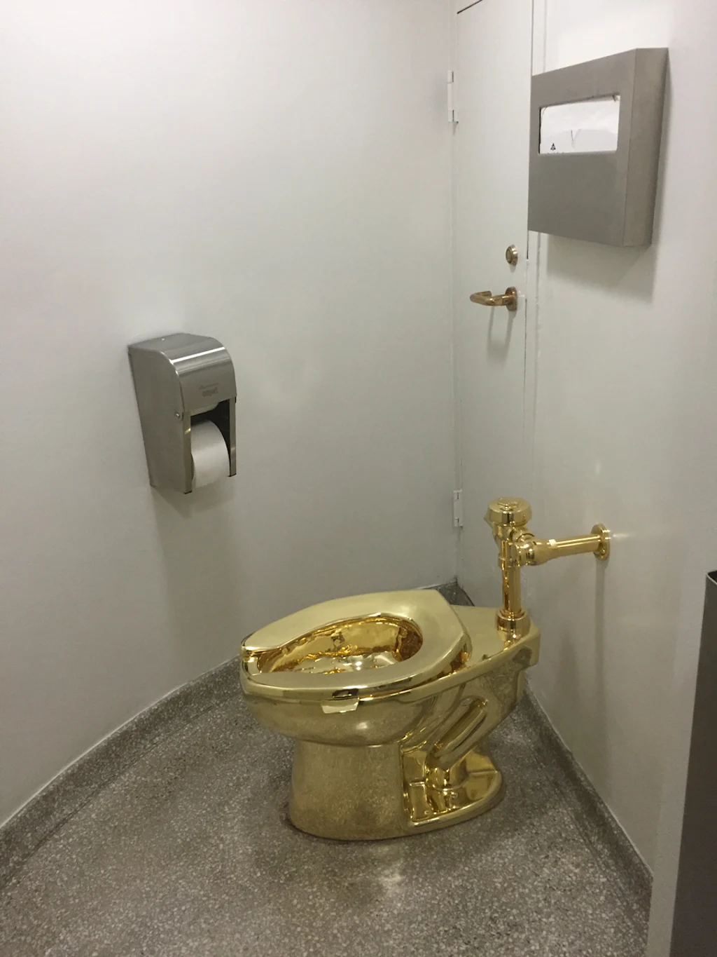 Dit beroemde gouden toilet, ooit aangeboden aan Trump, is zojuist op een veiling verkocht voor $ 12,1 miljoen