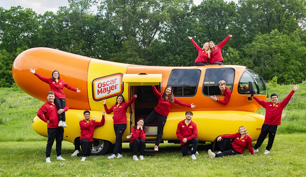 Rijden met de Wienermobiel? Oscar Mayer huurt twaalf hotdoggers in voor een avontuur van een jaar